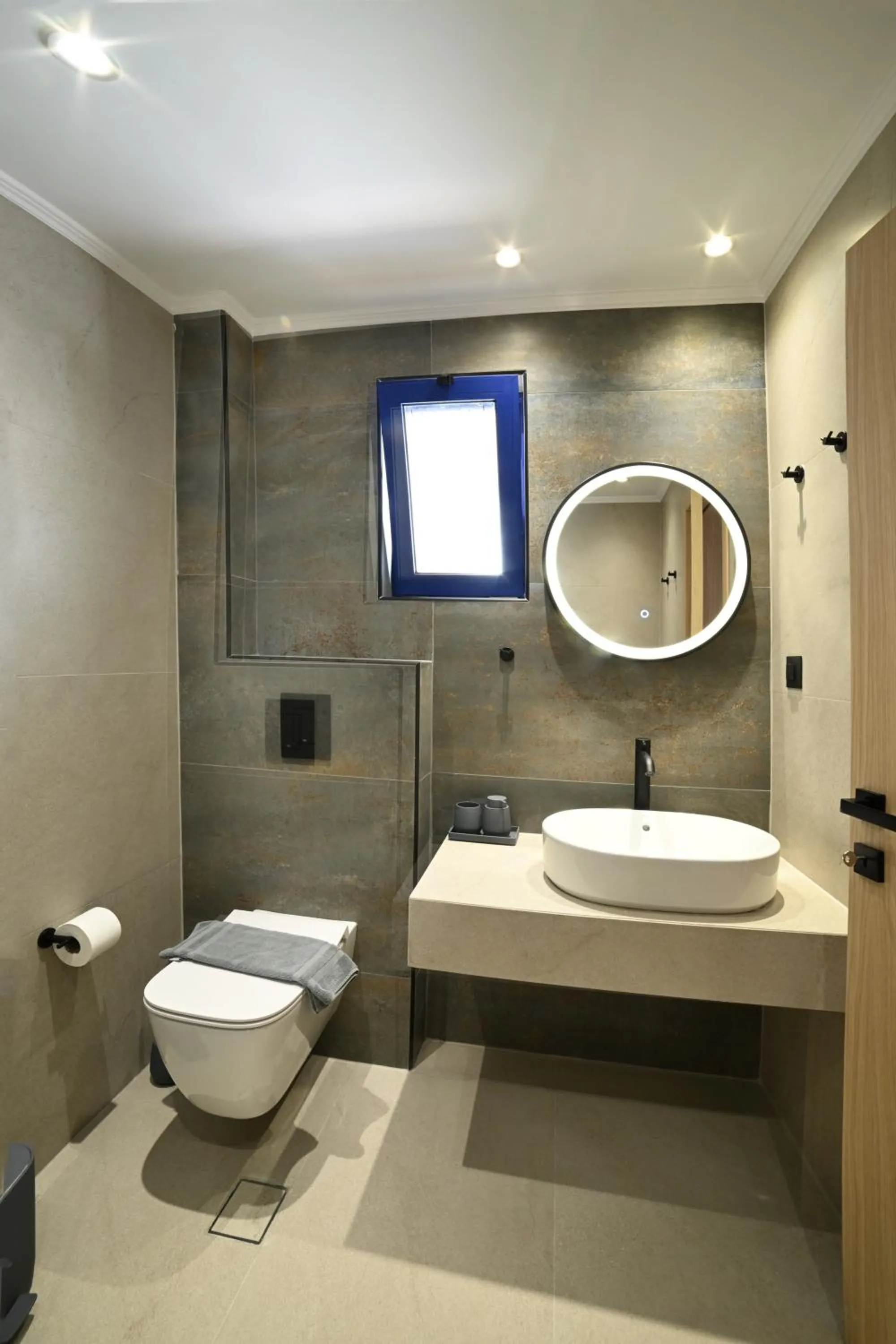 Shower in Sfakian Horizon