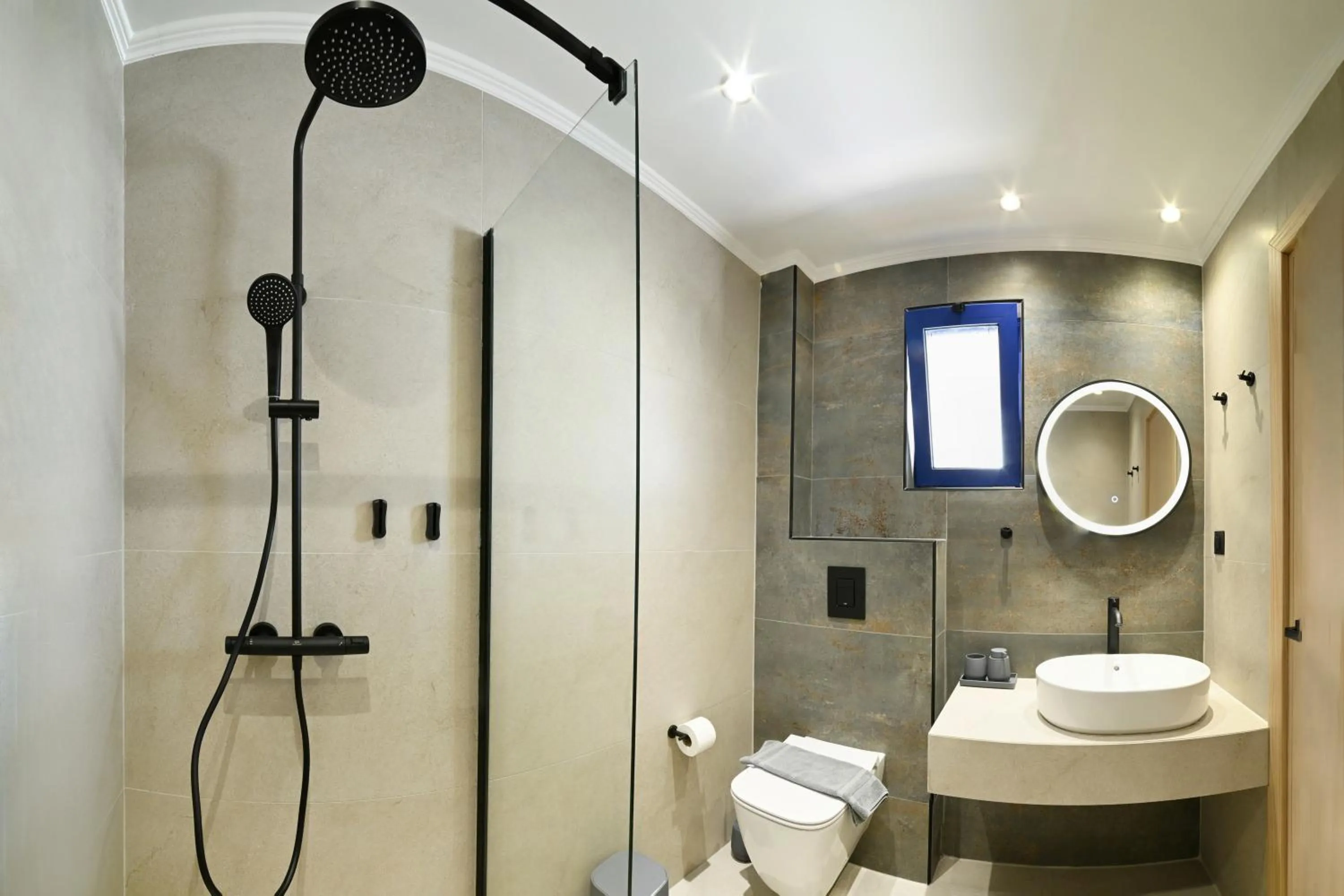 Shower in Sfakian Horizon