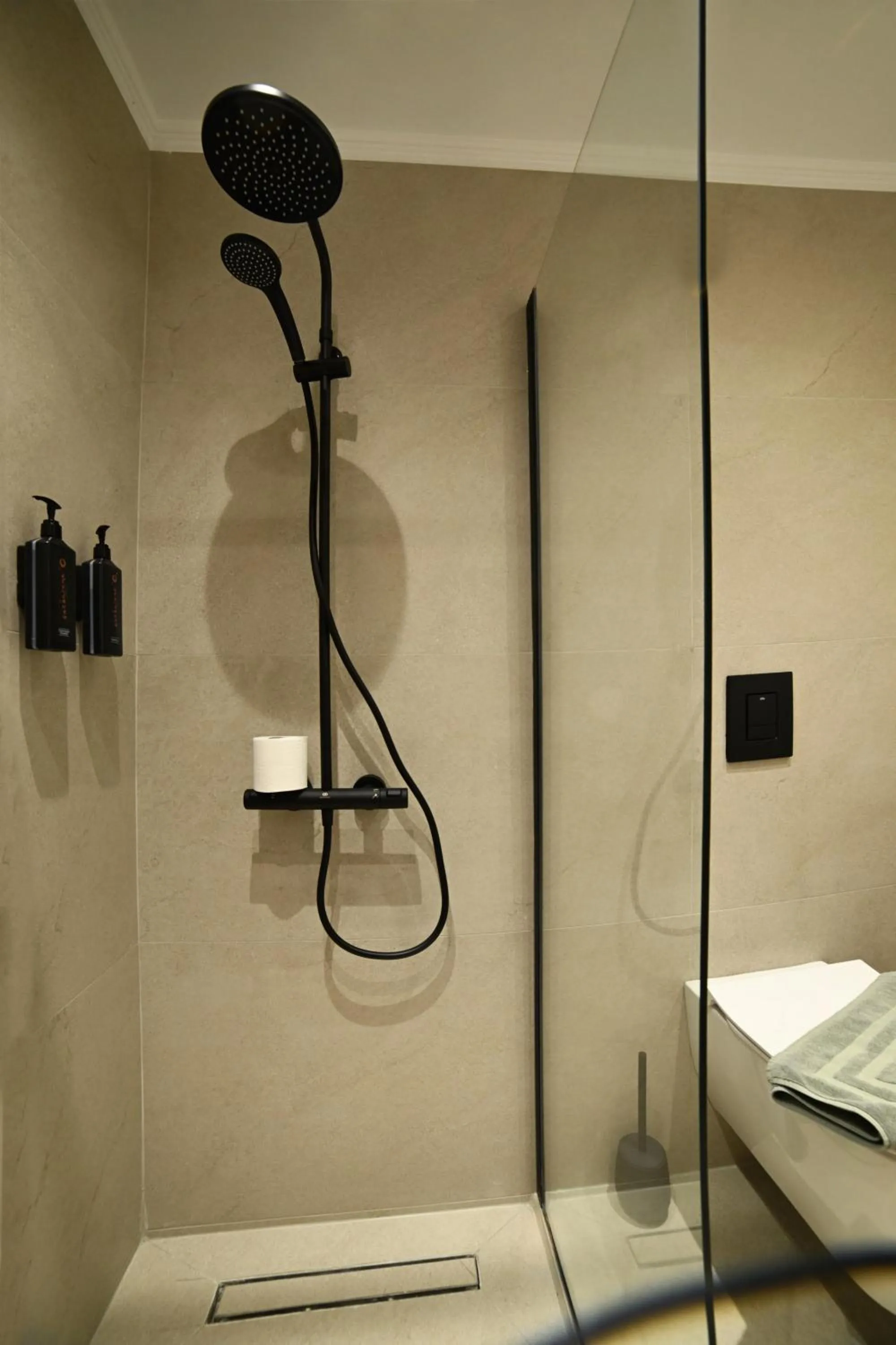 Shower in Sfakian Horizon