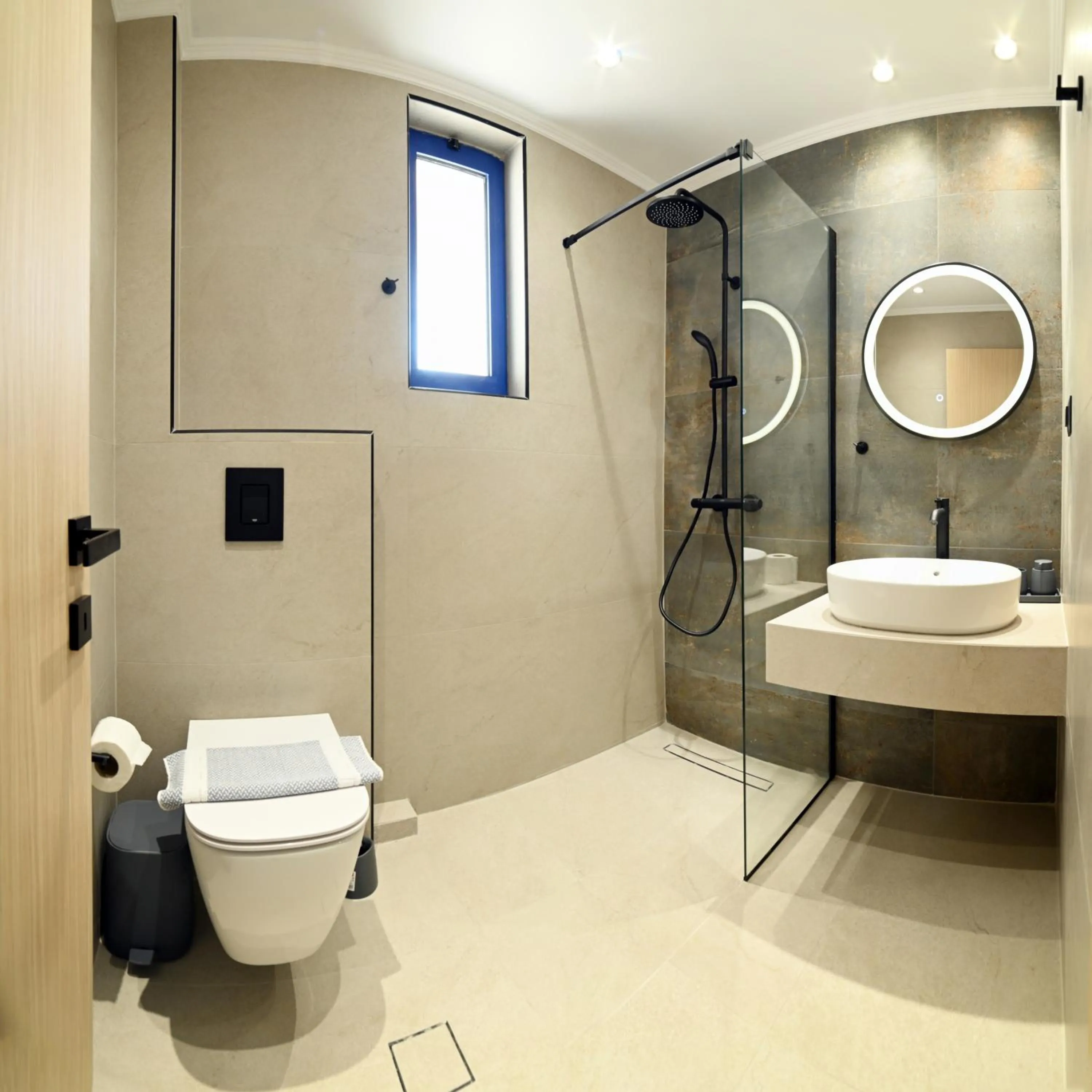 Shower in Sfakian Horizon