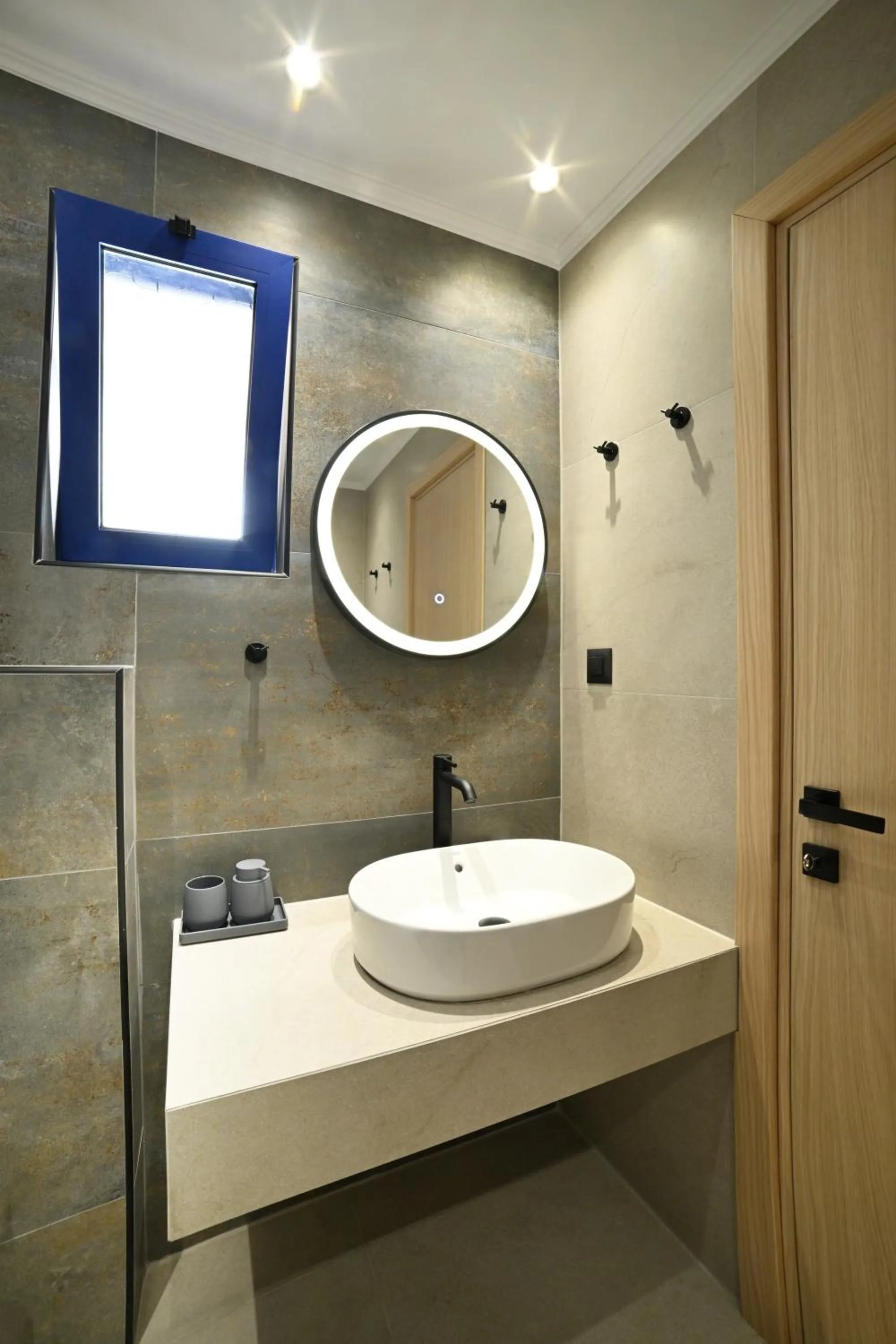 Shower in Sfakian Horizon