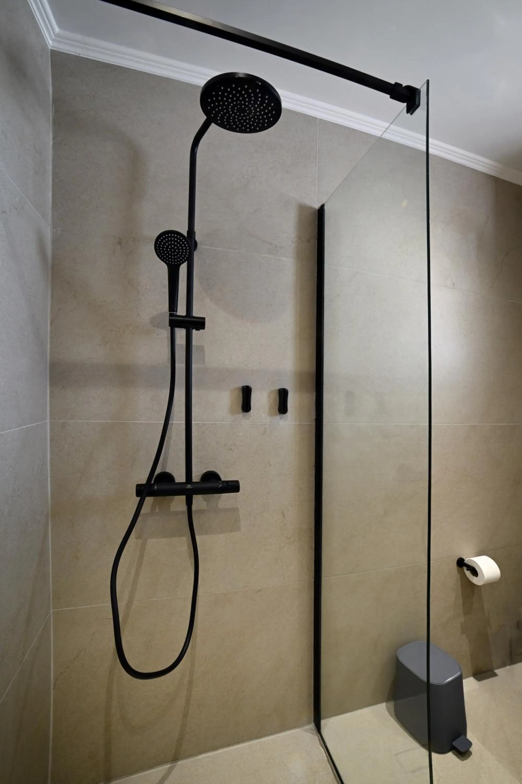 Shower in Sfakian Horizon