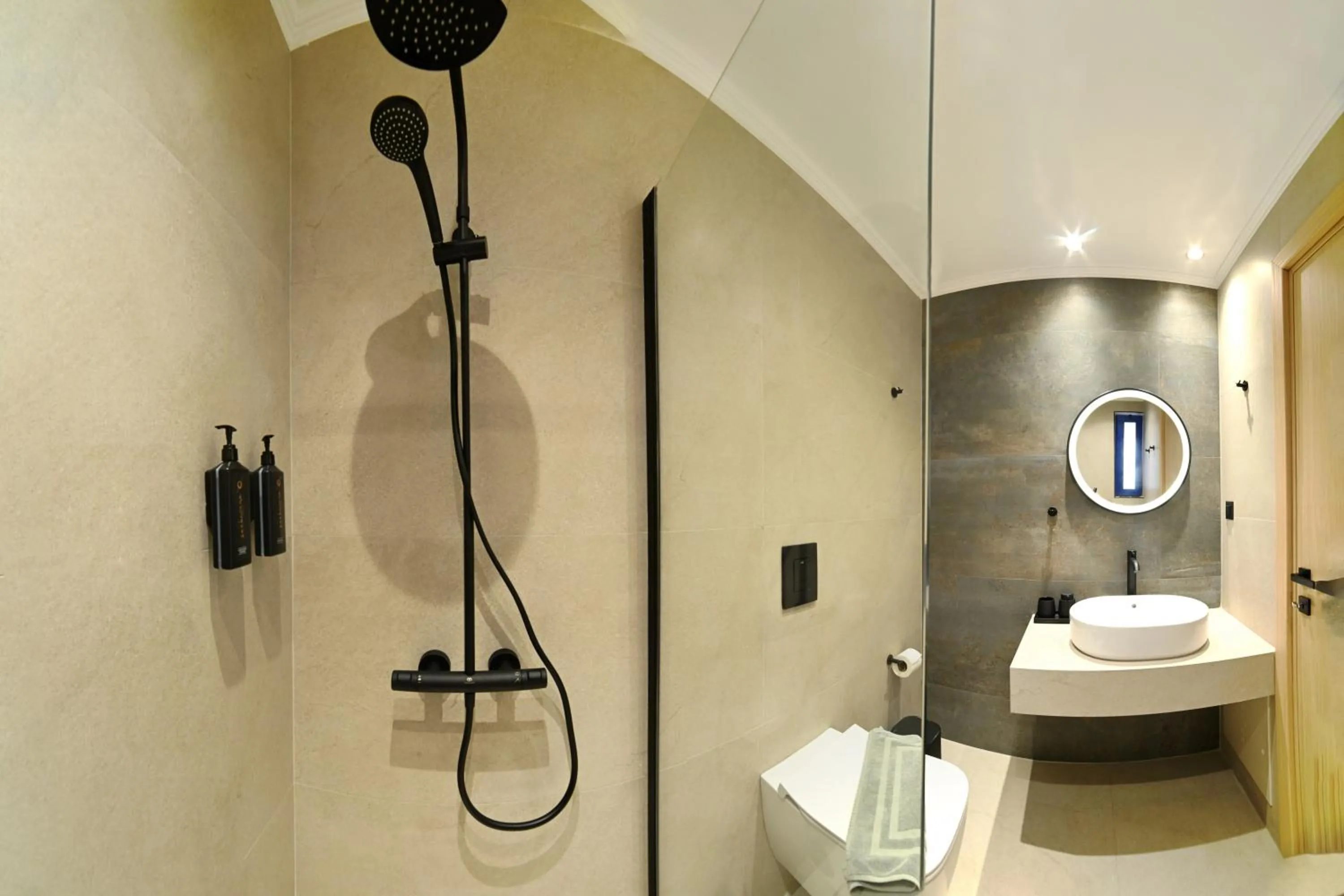 Shower in Sfakian Horizon