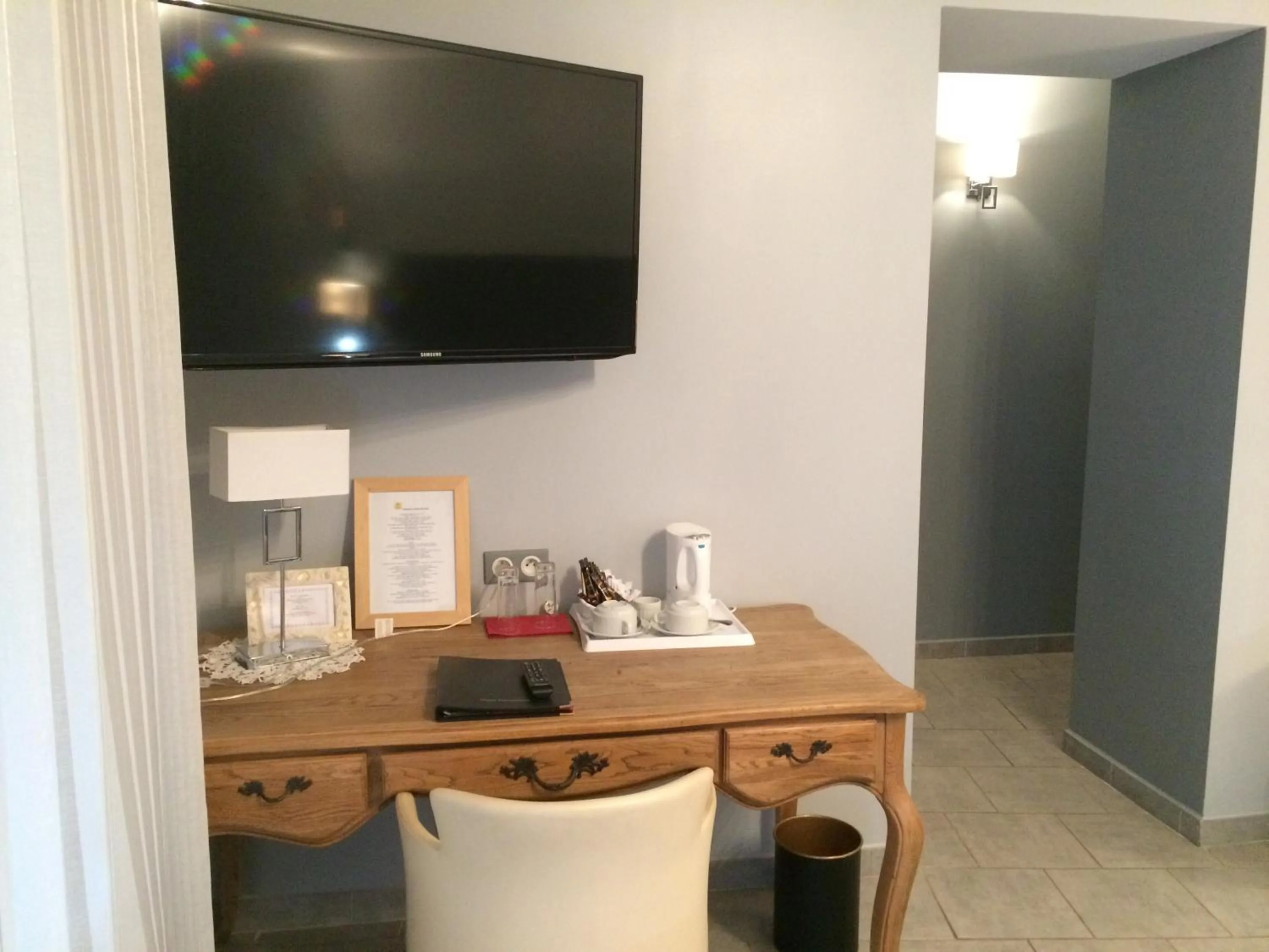 Decorative detail in Logis Hôtel Restaurant de la Paix