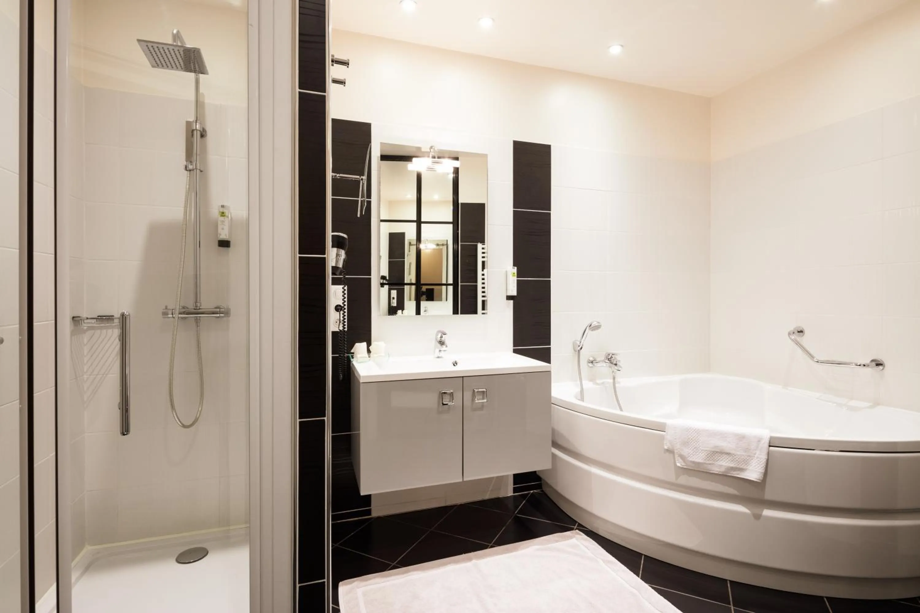 Bathroom in Logis Hôtel Restaurant de la Paix