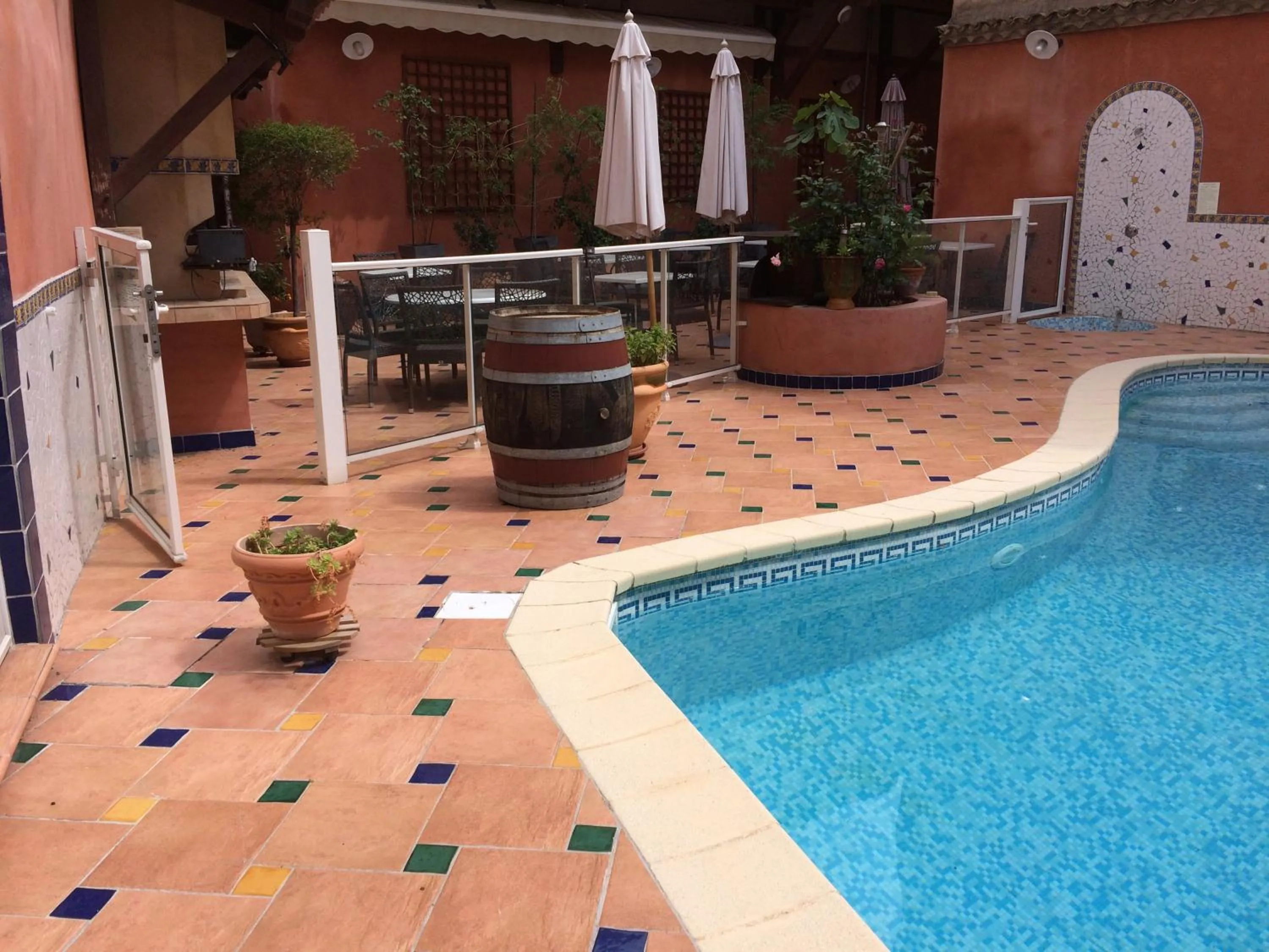 Swimming pool in Logis Hôtel Restaurant de la Paix