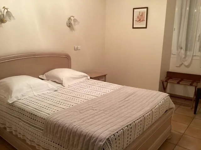 Bed in Logis Hôtel Restaurant de la Paix