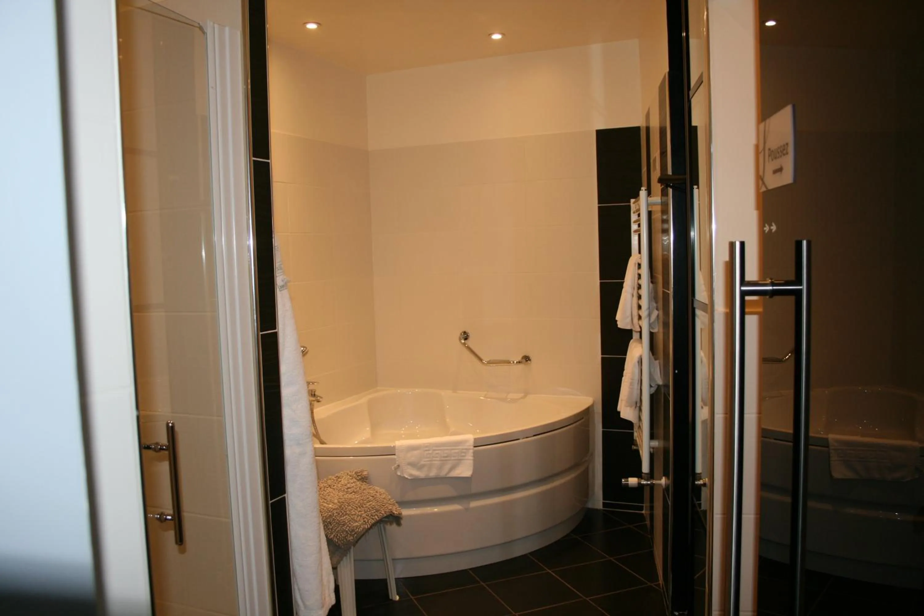 Bathroom in Logis Hôtel Restaurant de la Paix