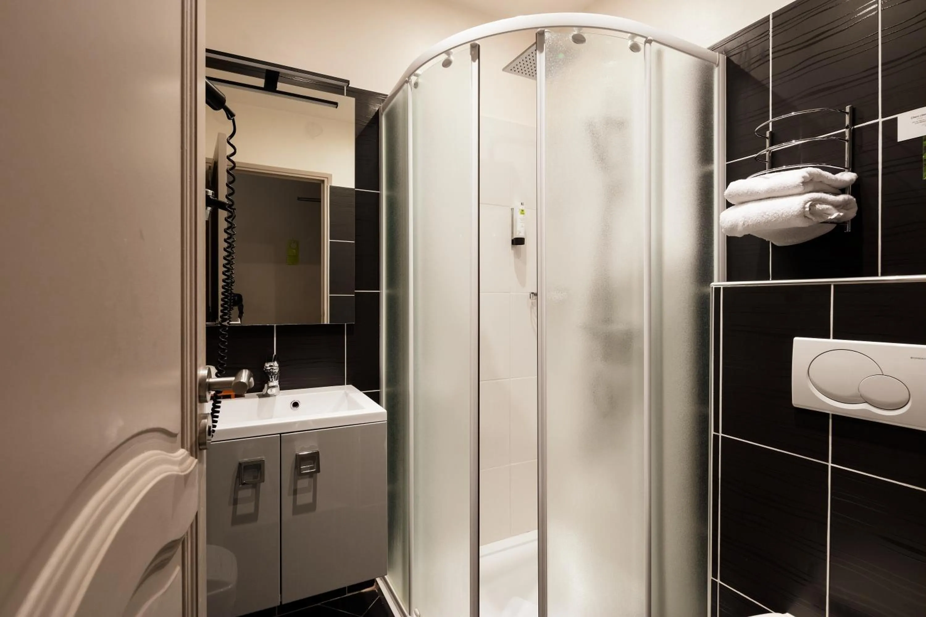 Bathroom in Logis Hôtel Restaurant de la Paix