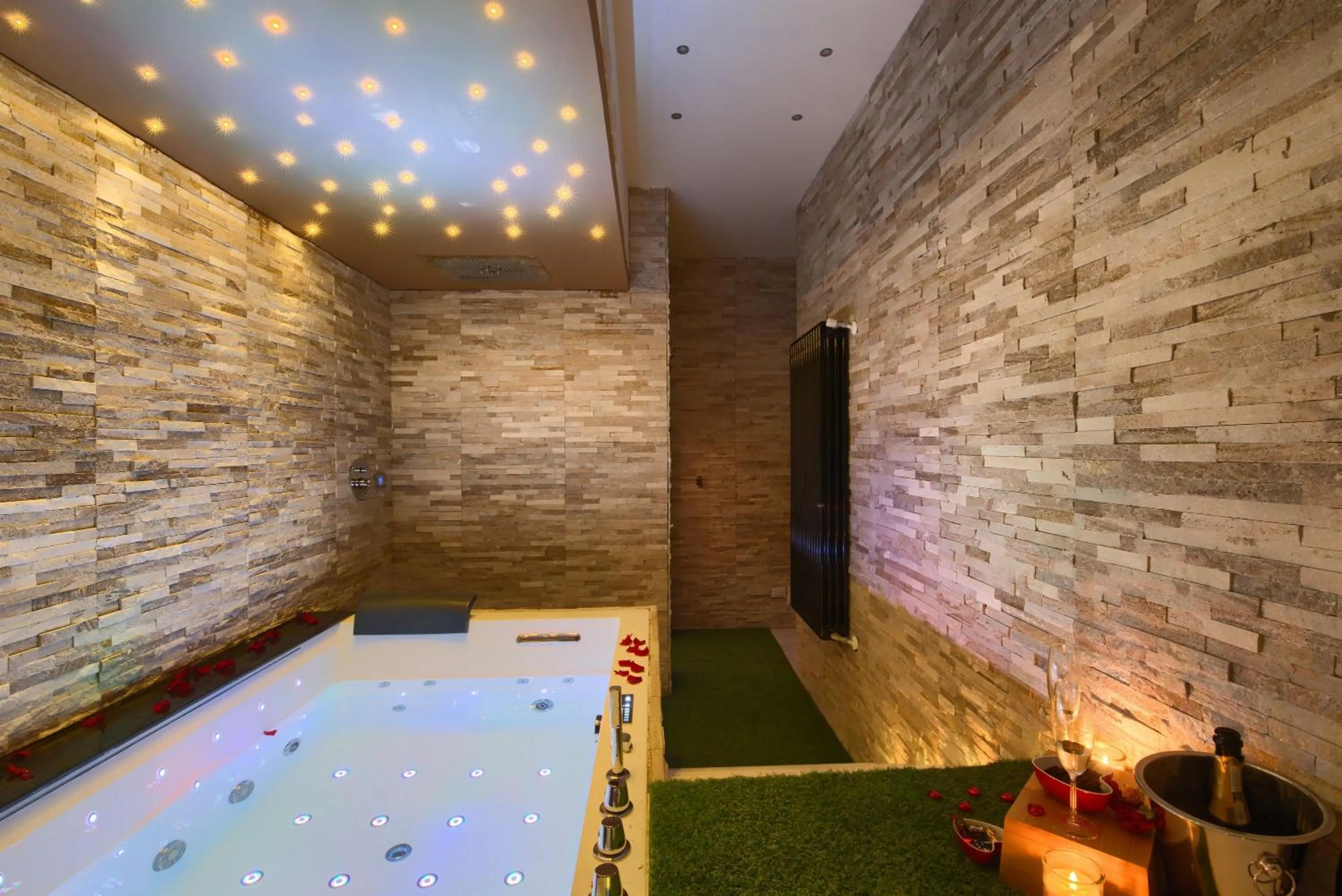 Hot Tub in Relais Vatican Secret