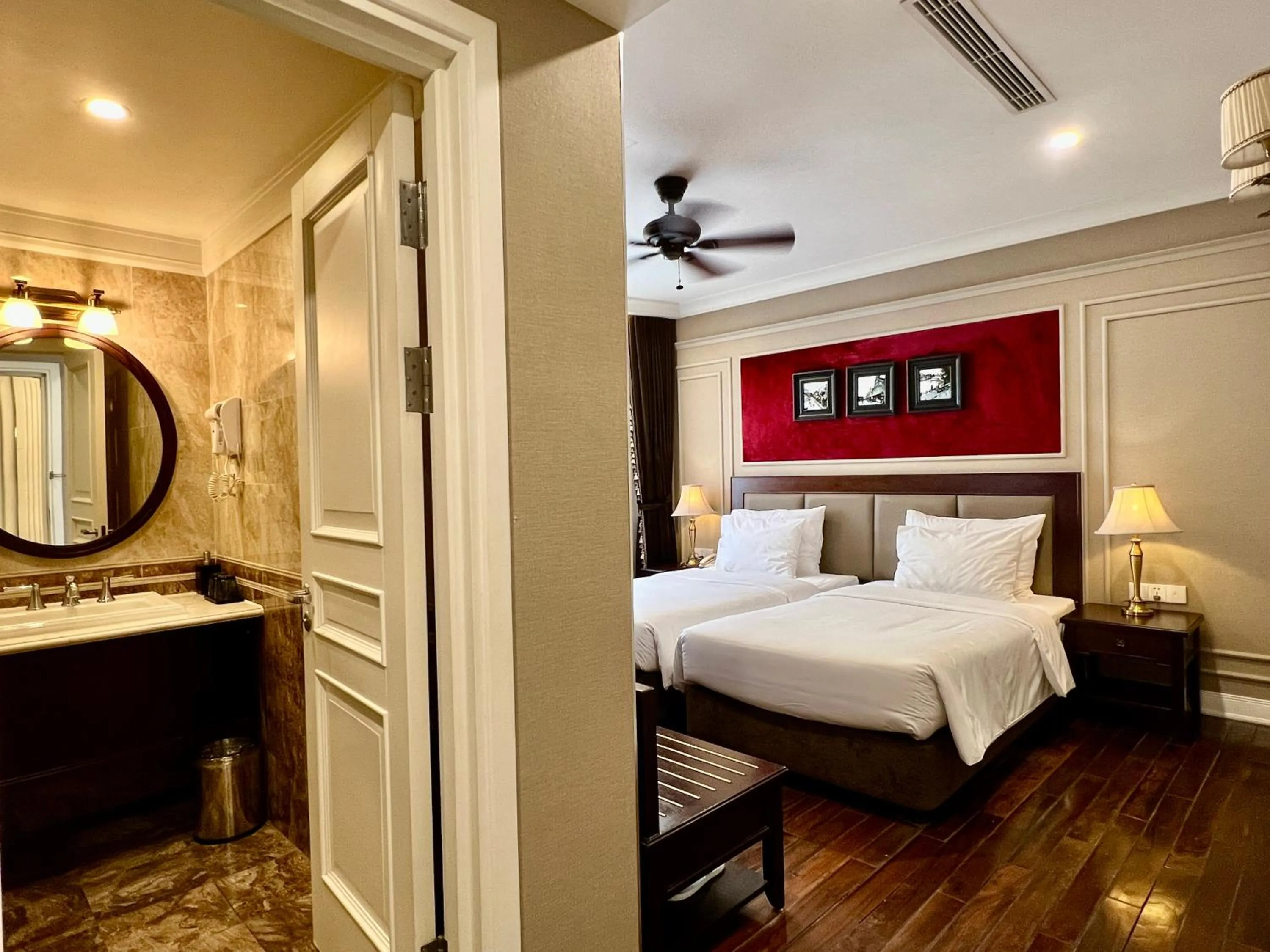 Photo of the whole room, Bed in Hotel du Monde