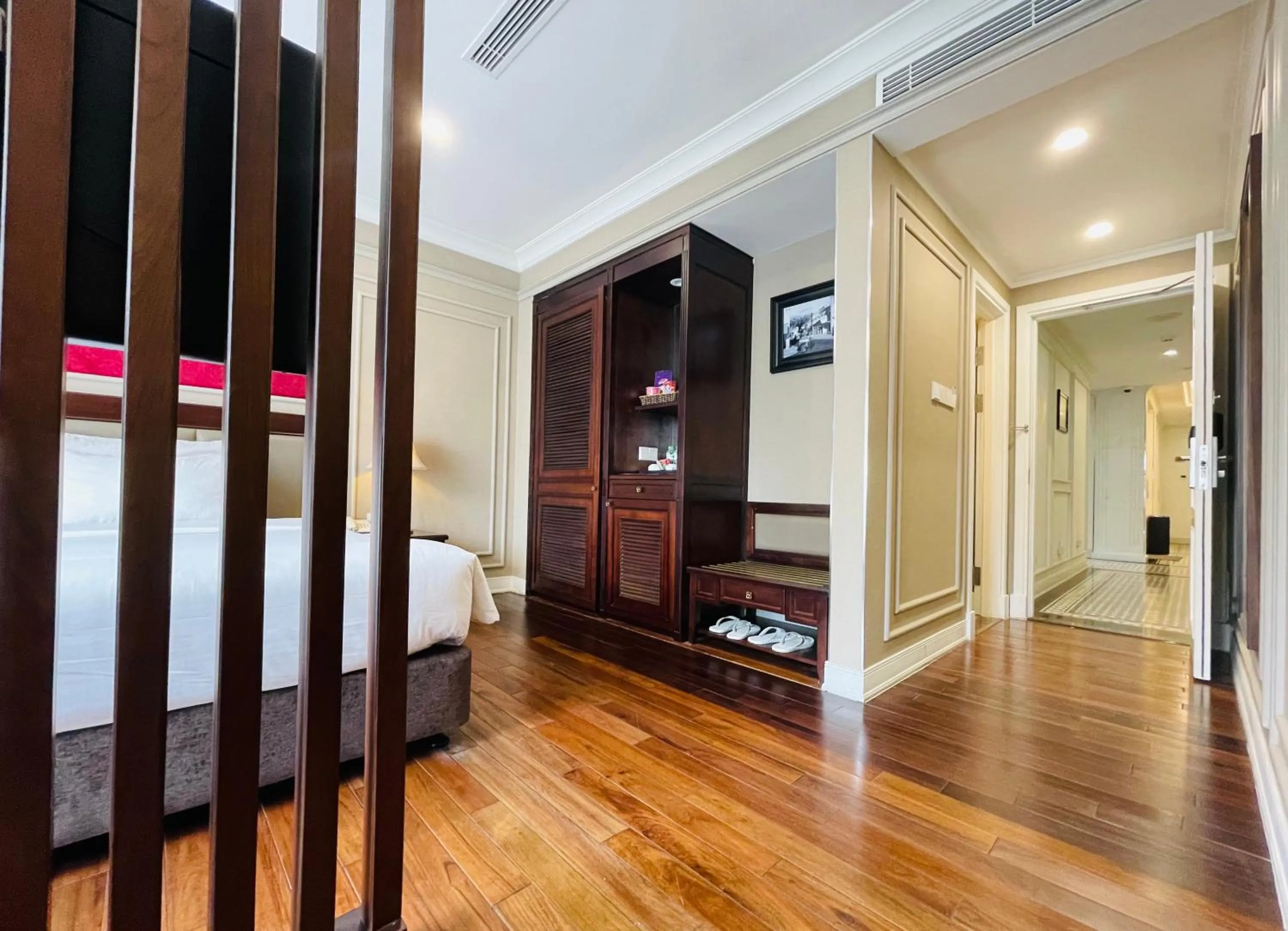 wardrobe, Bed in Hotel du Monde