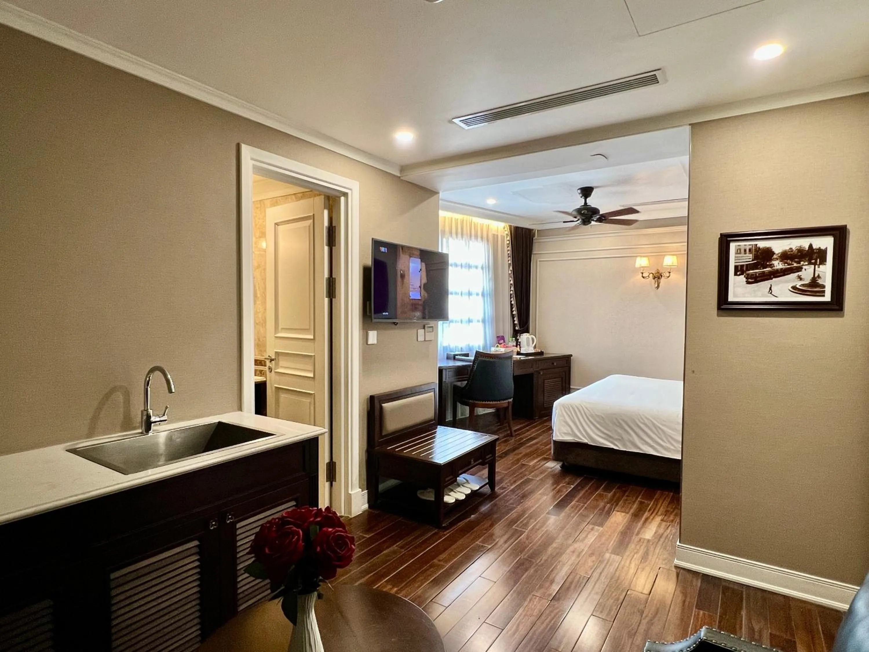 Photo of the whole room, Bed in Hotel du Monde