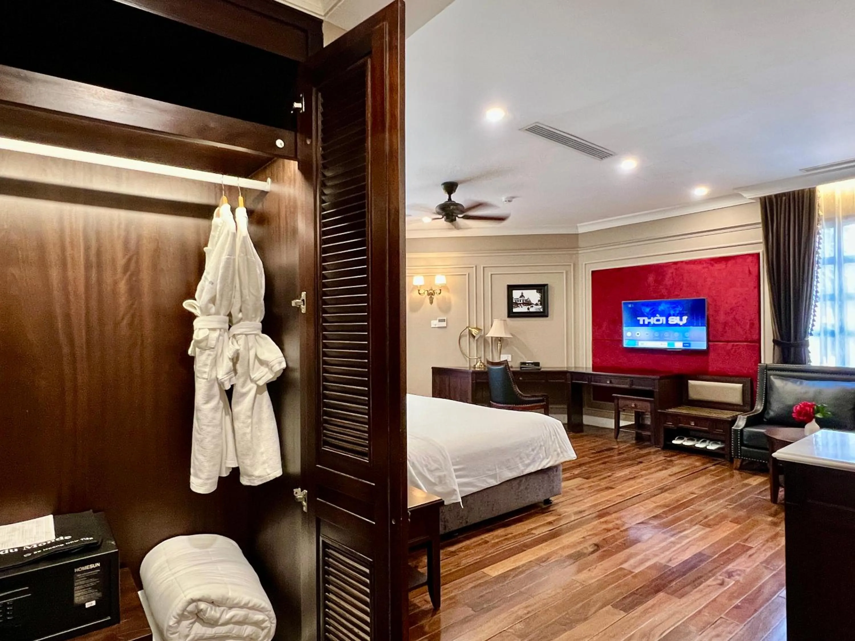 Photo of the whole room, Bed in Hotel du Monde