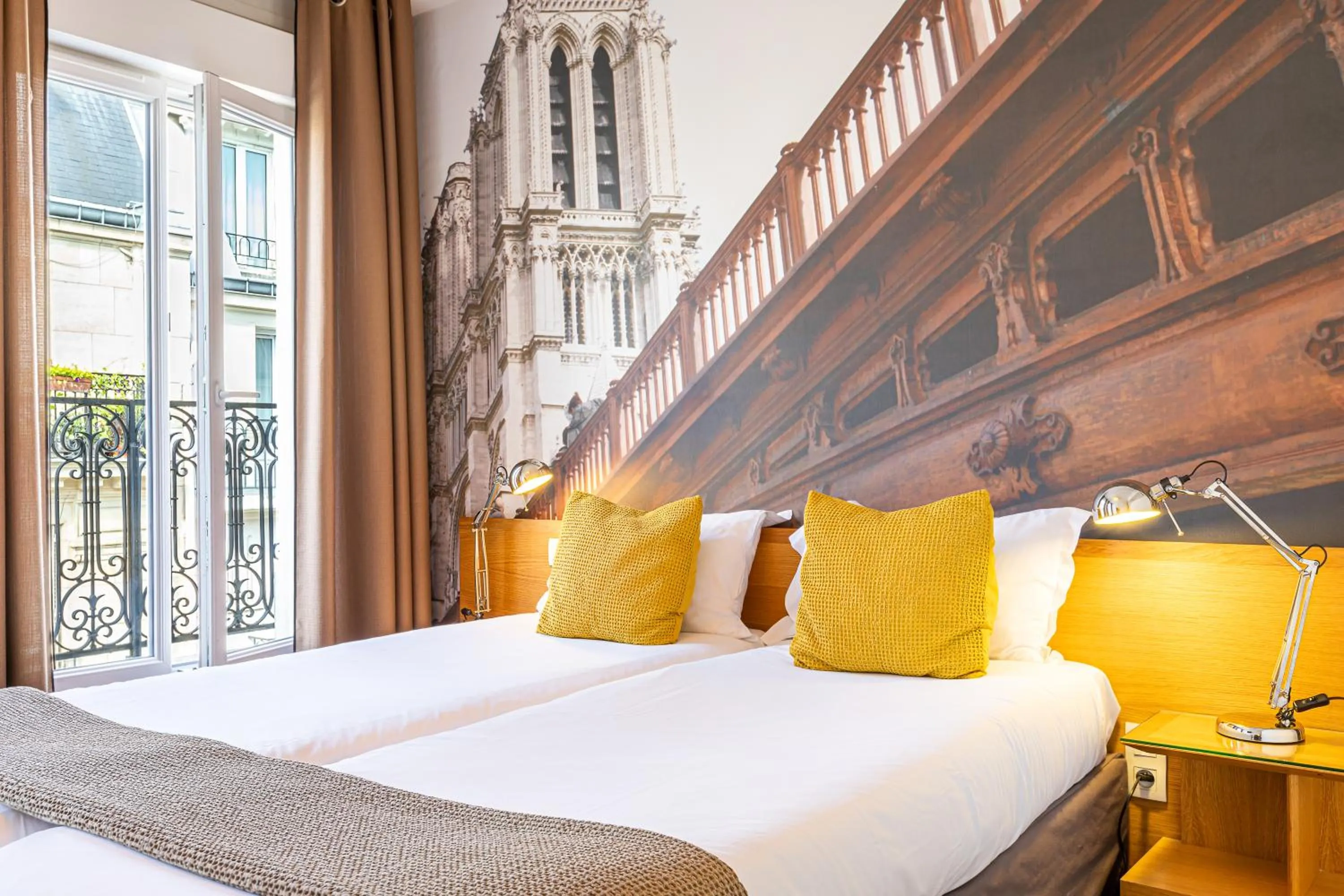 Bed in Le 20 Prieuré Hôtel