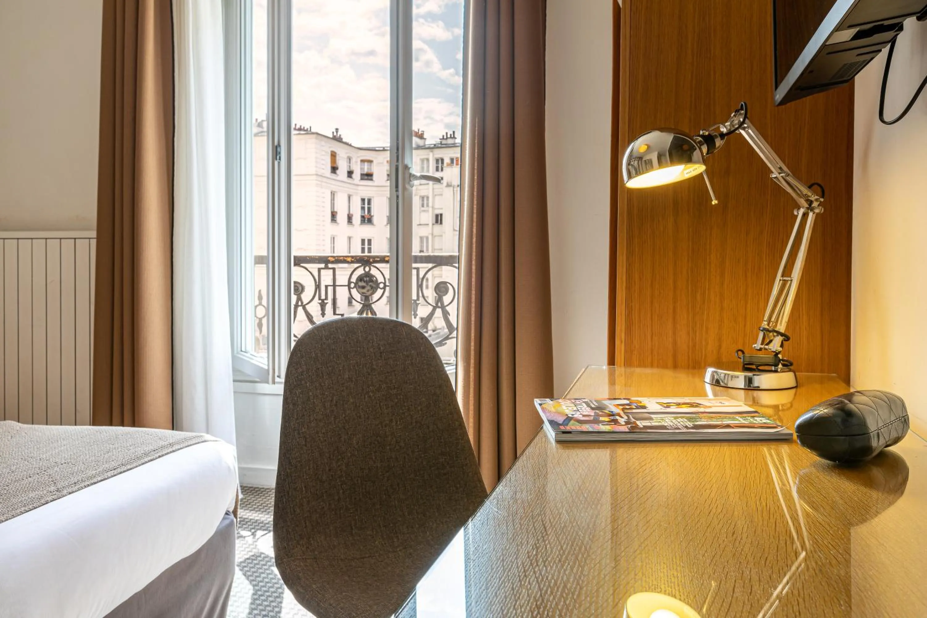 Bed in Le 20 Prieuré Hôtel