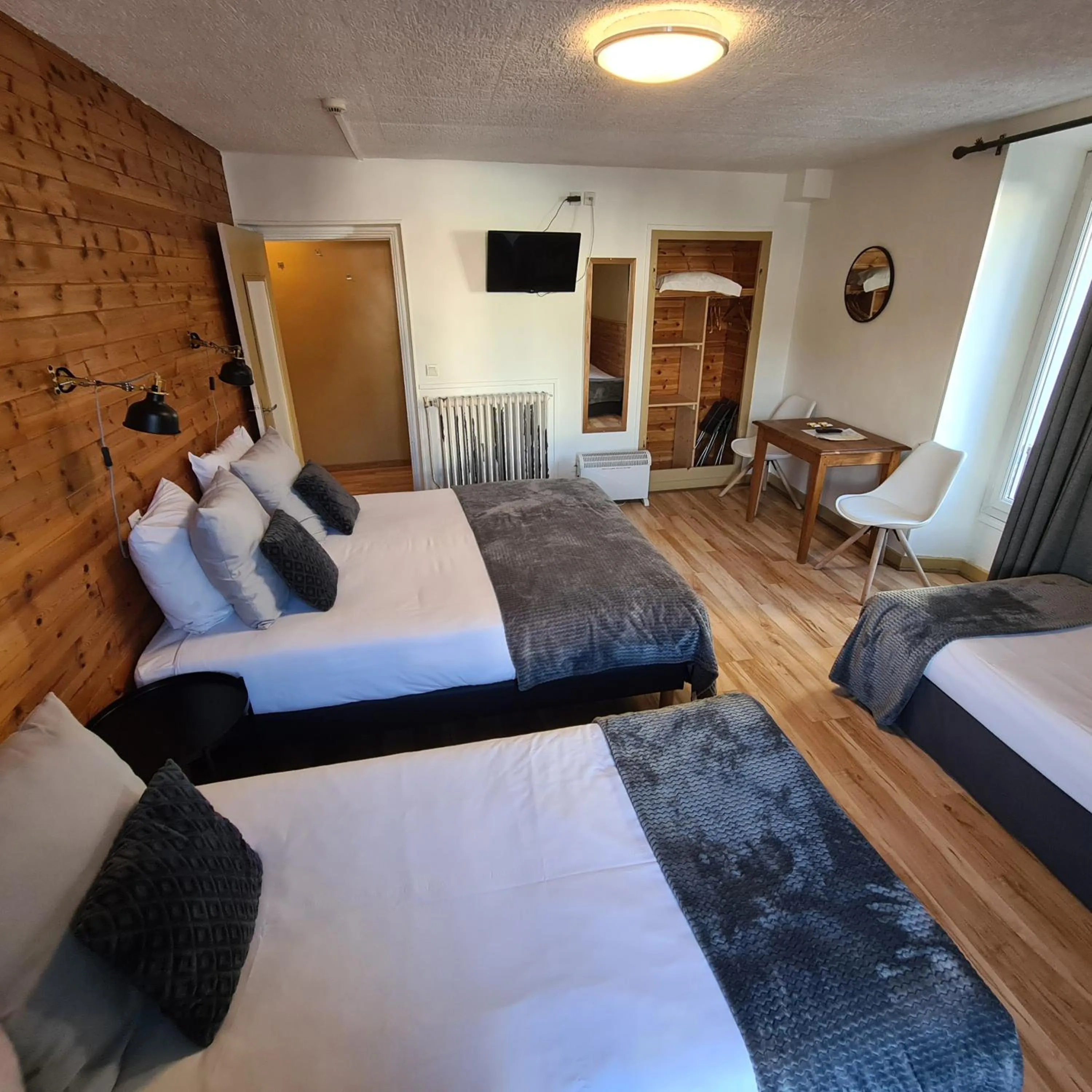 Photo of the whole room, Bed in Le Grand Hotel