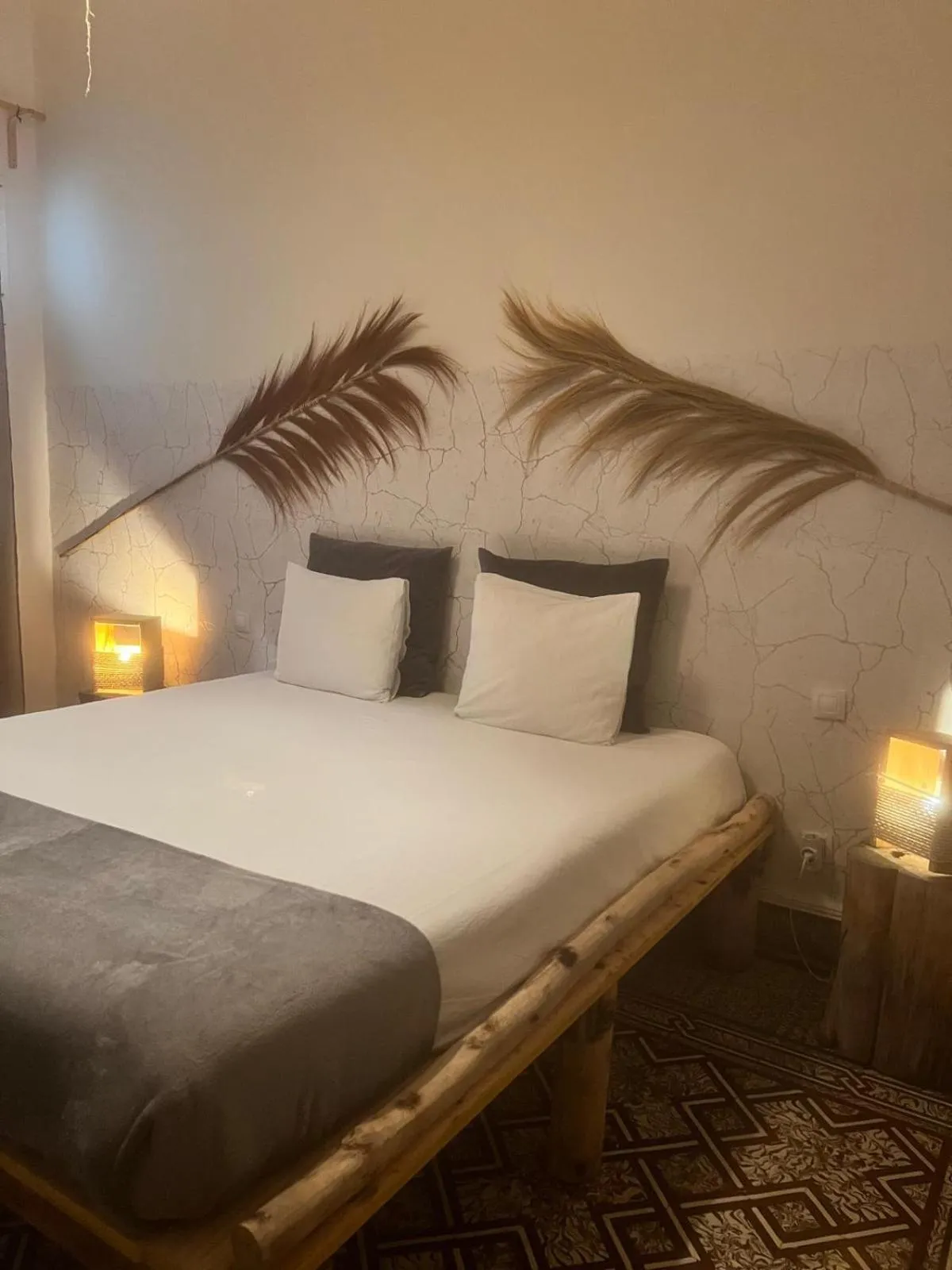 Photo of the whole room, Bed in Cactus Host