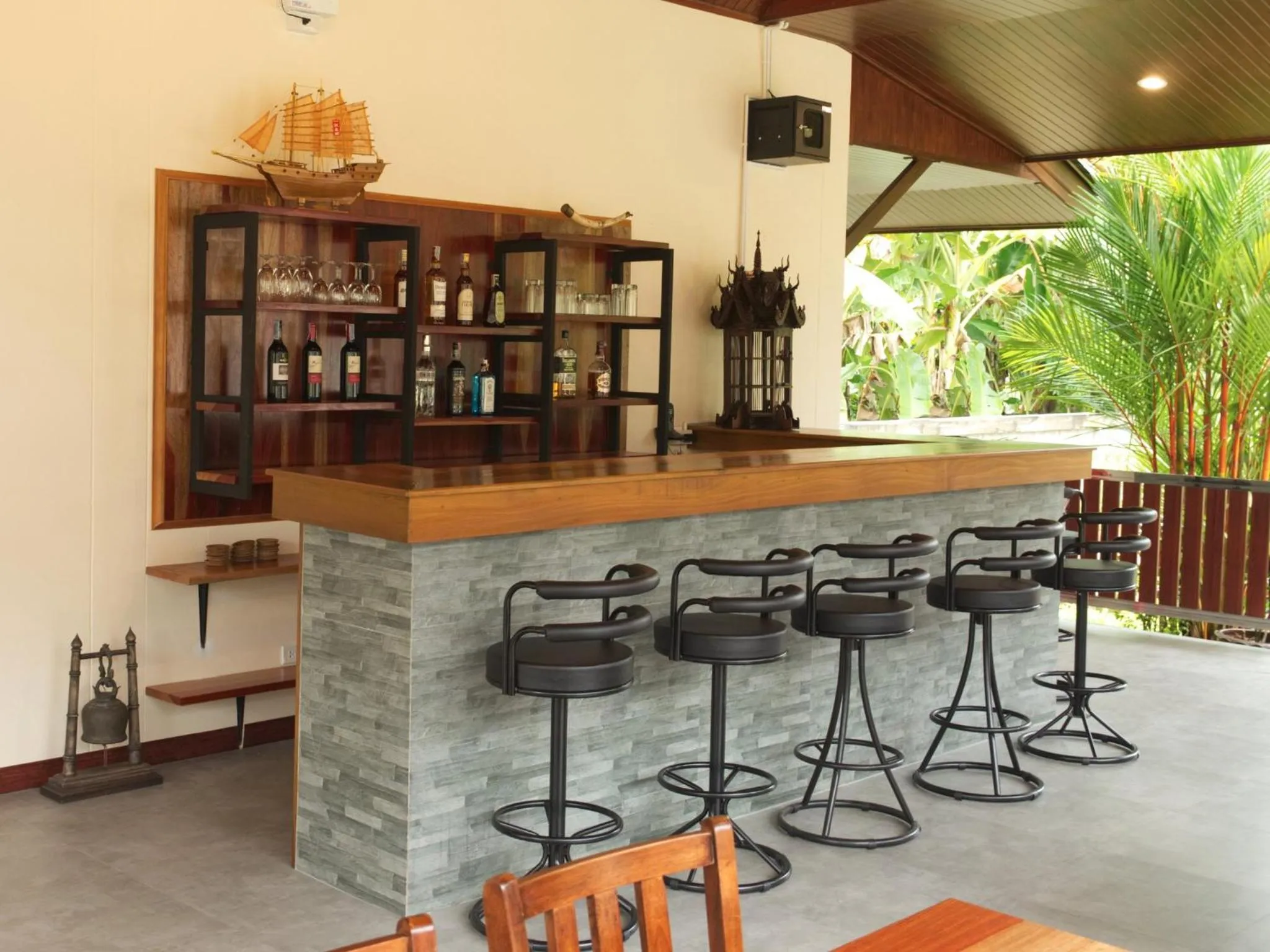 Restaurant/places to eat in Chanapha Residence