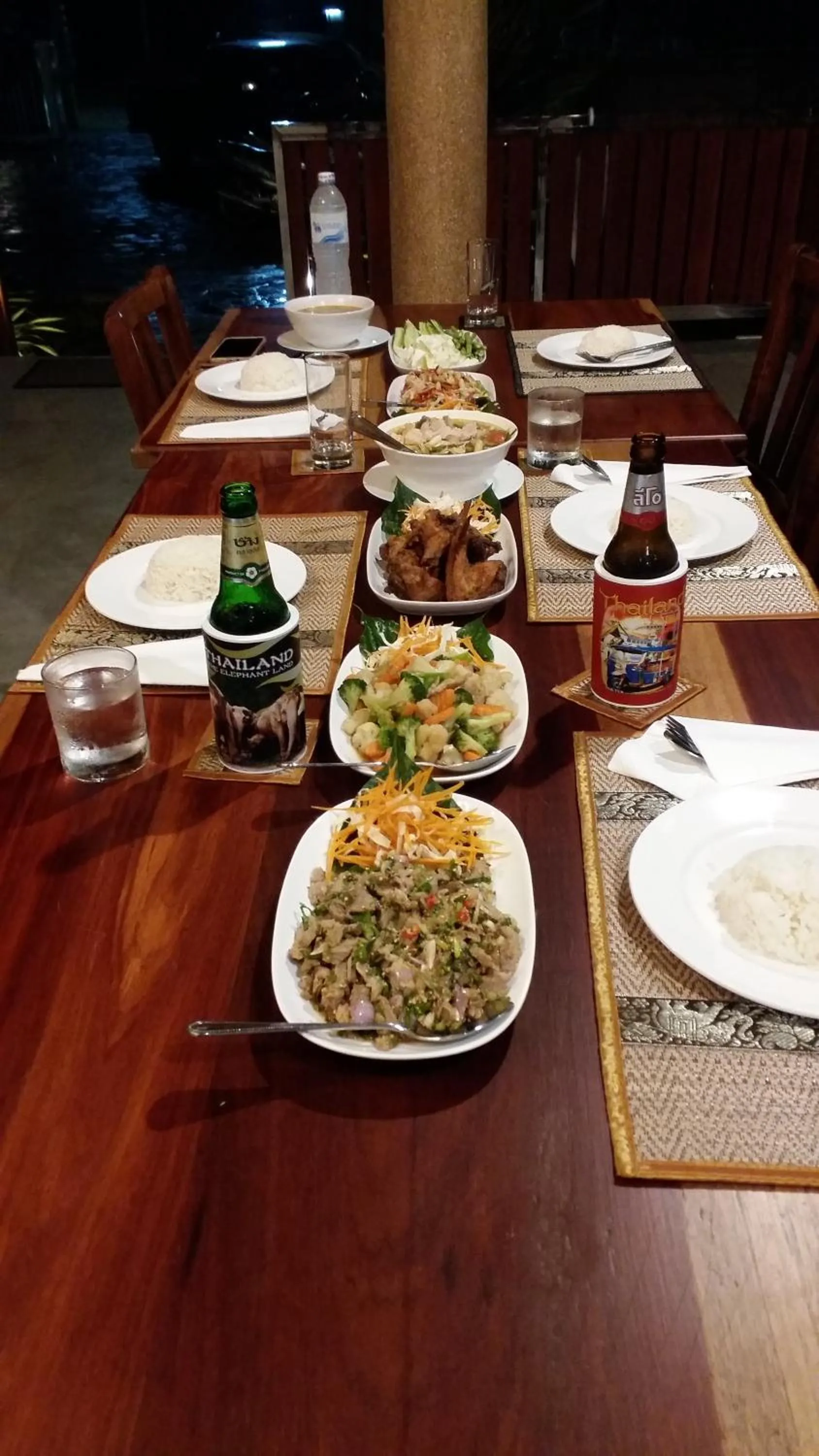 Restaurant/places to eat in Chanapha Residence