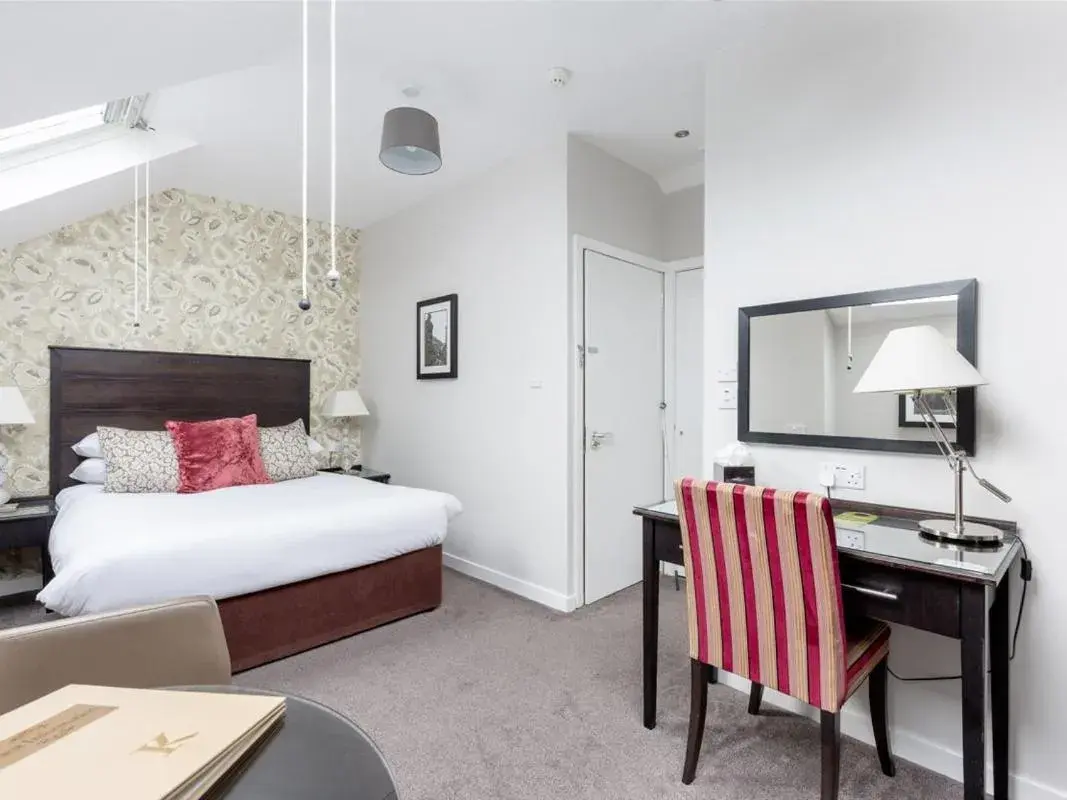 King Room with Bath - single occupancy in Kirkstyle Hotel King Room with Bath - single occupancy in Kirkstyle Hotel