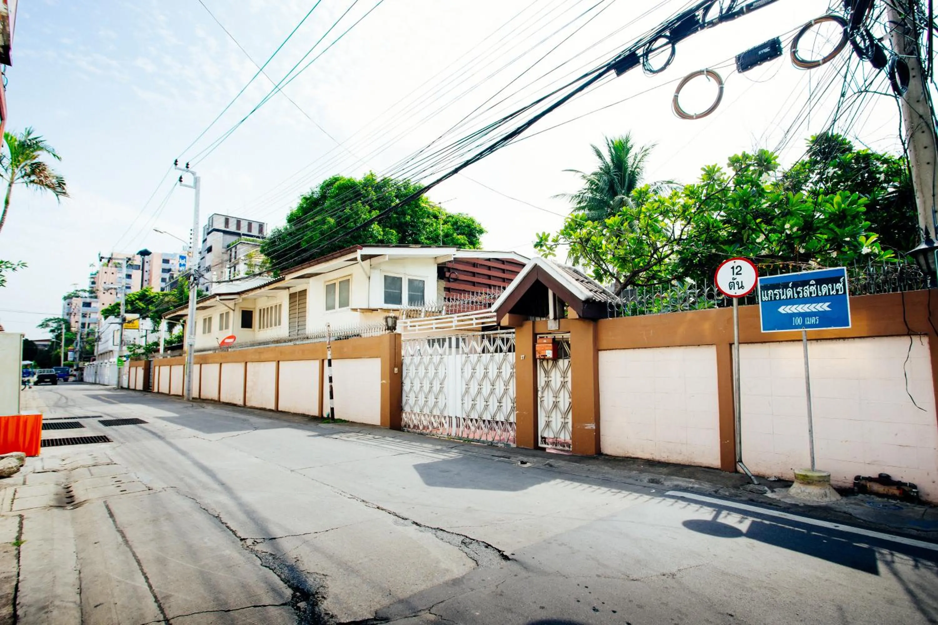 Facade/entrance in Grand Residence Ngamwongwan 19