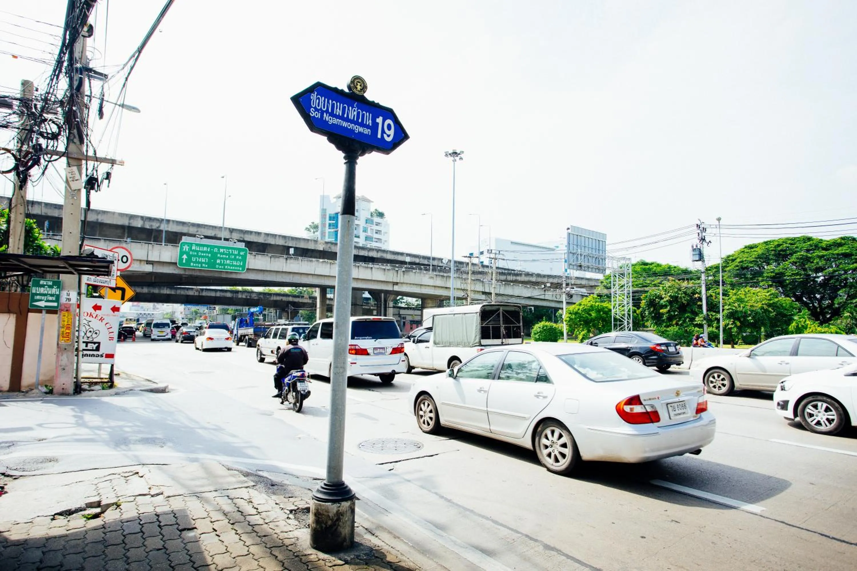 Facade/entrance in Grand Residence Ngamwongwan 19