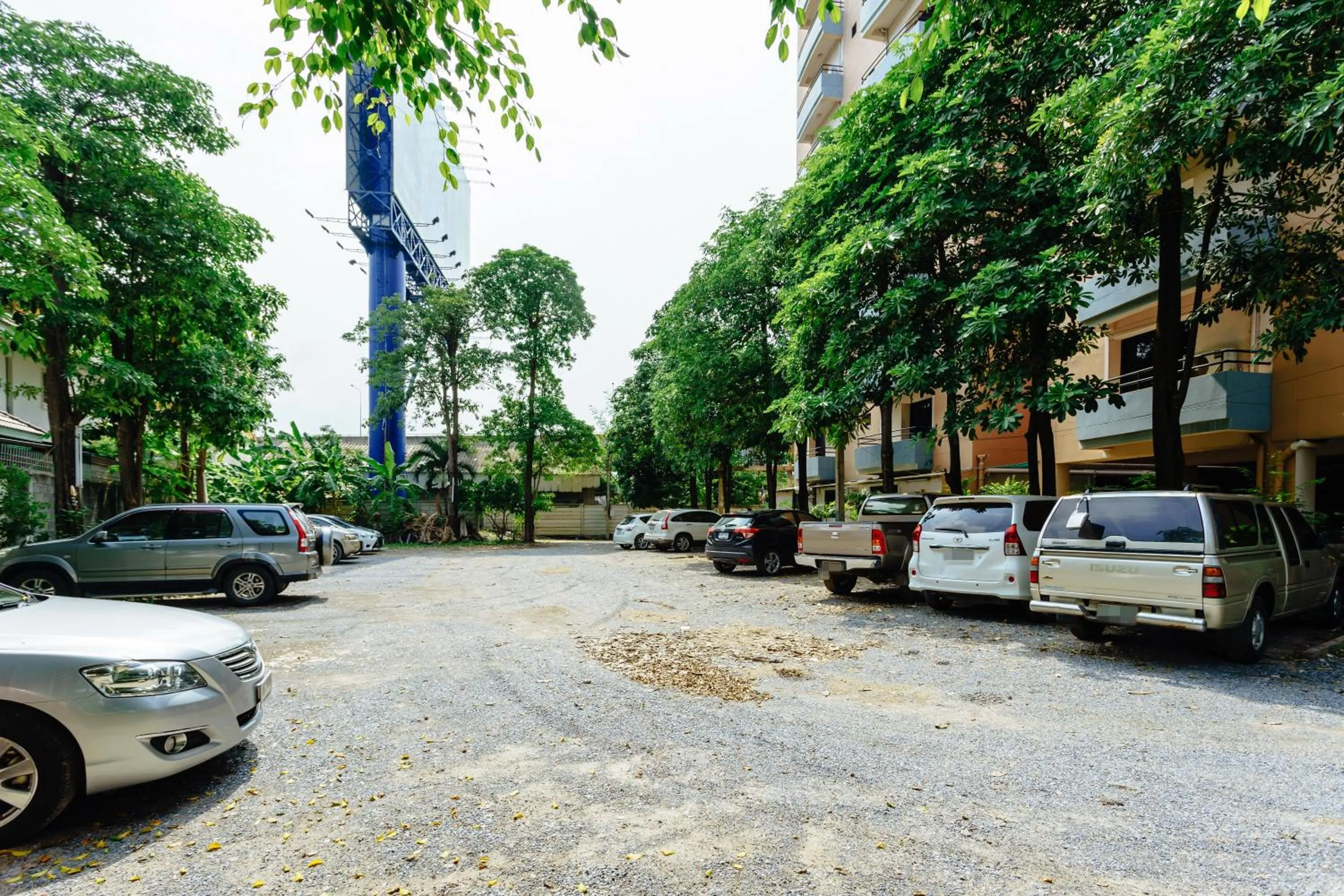 Parking in Grand Residence Ngamwongwan 19