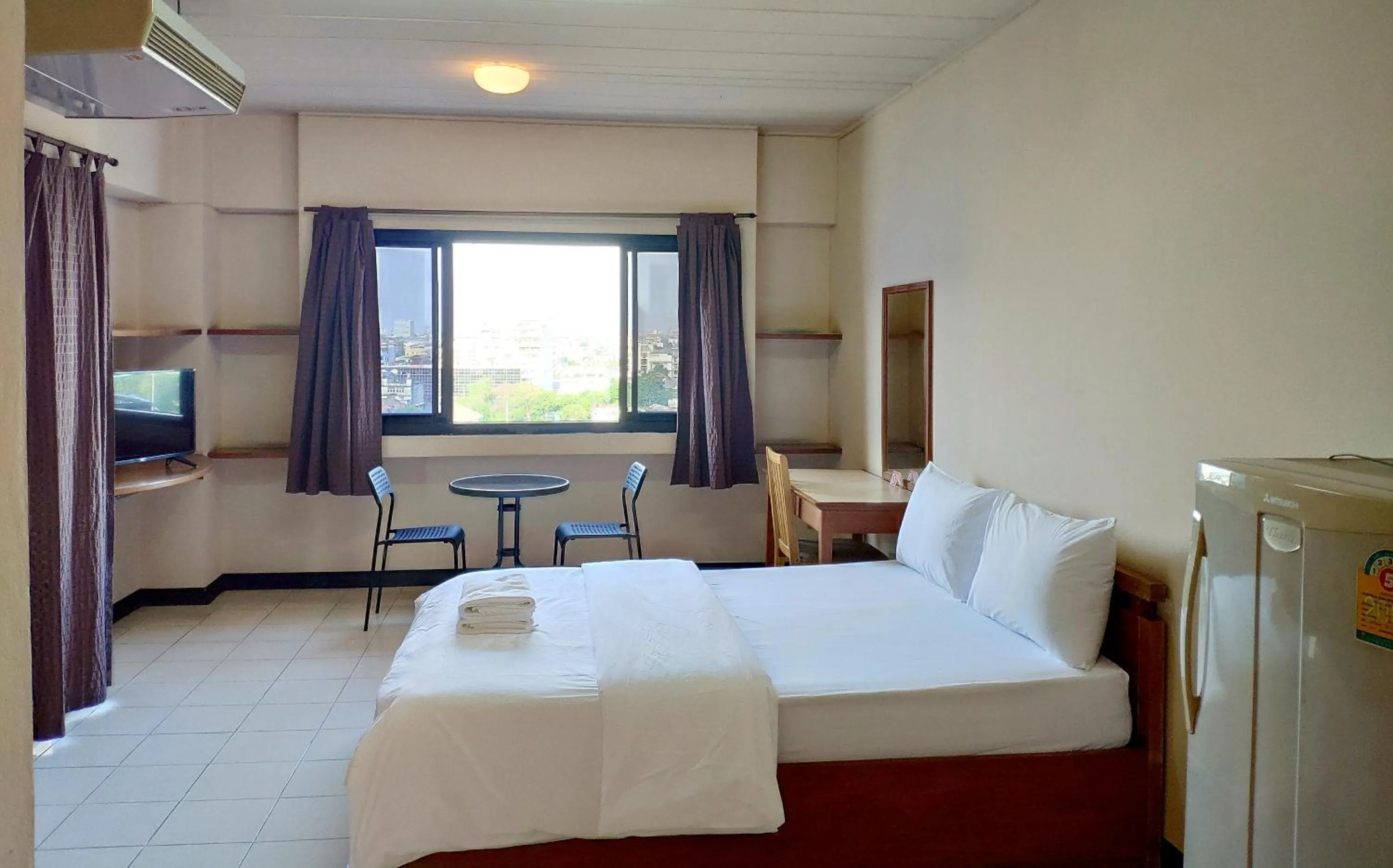 Photo of the whole room, Bed in Grand Residence Ngamwongwan 19