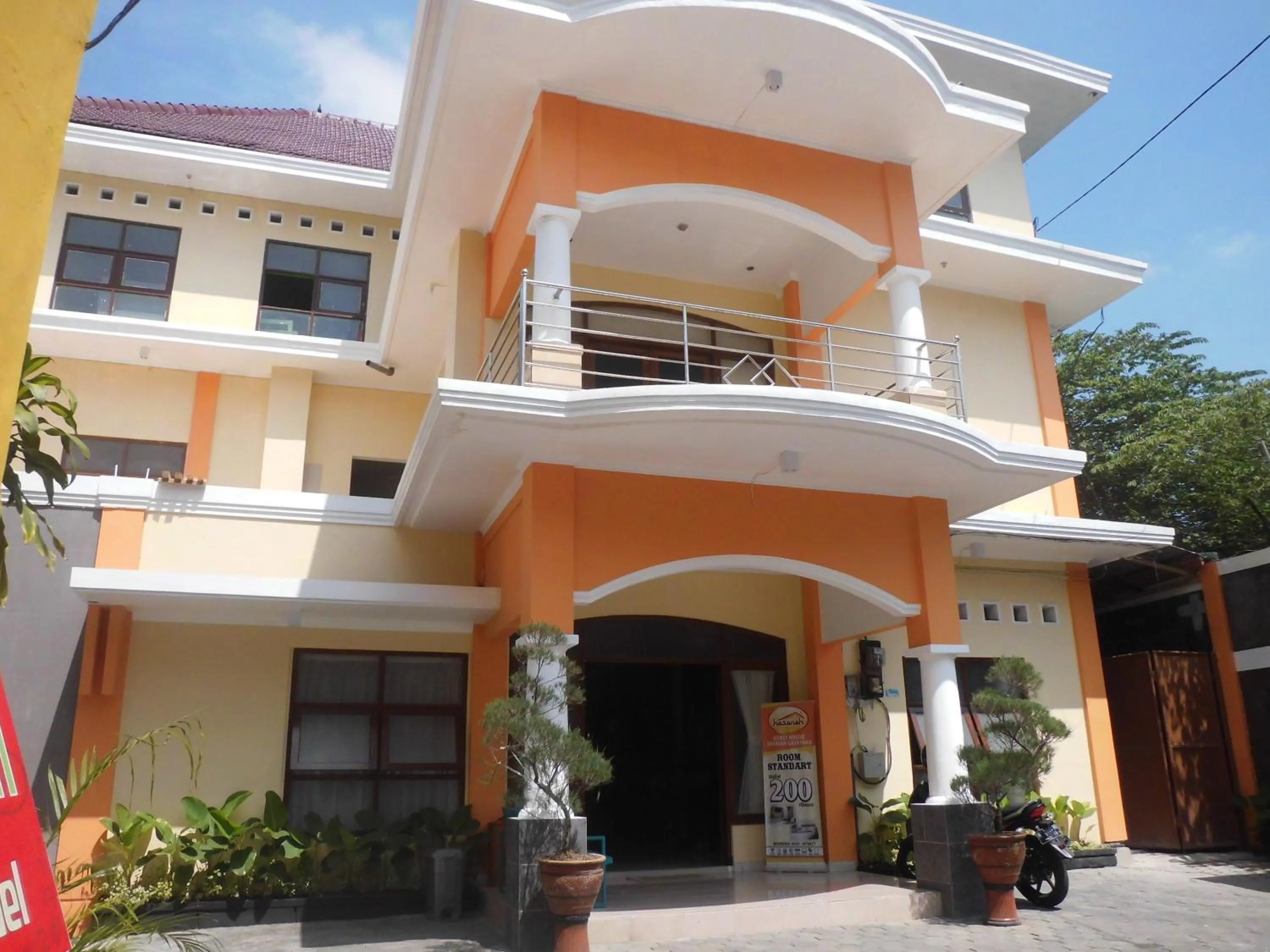 Facade/entrance in RedDoorz Syariah @ Jalan Simpang Gajayana