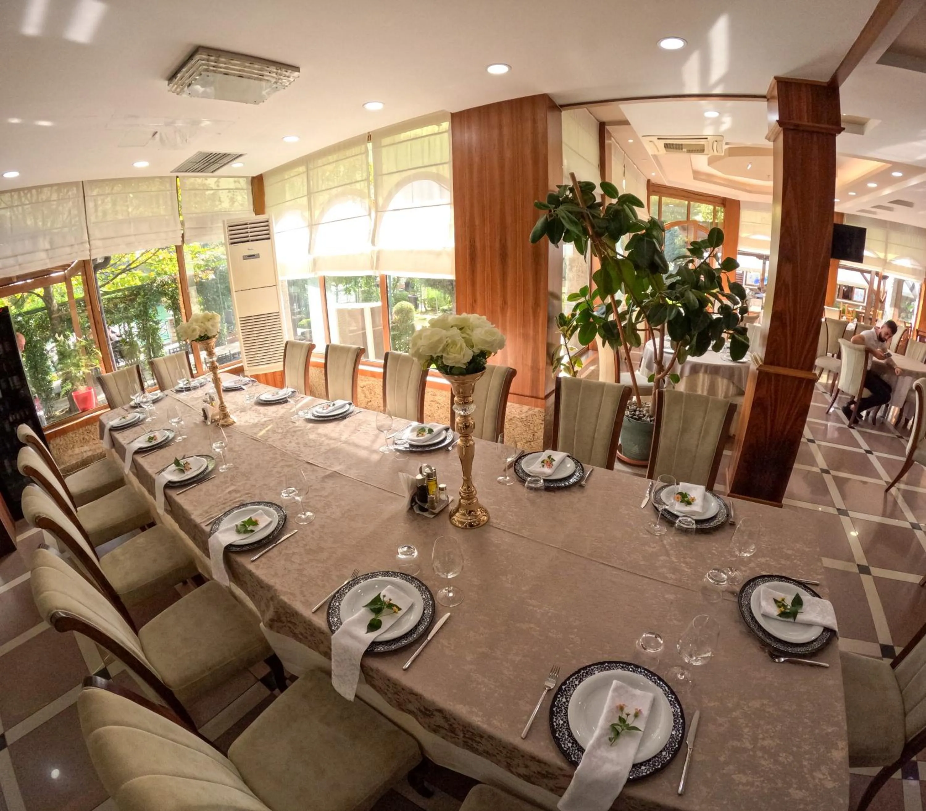 Restaurant/places to eat in Buna Park Hotel