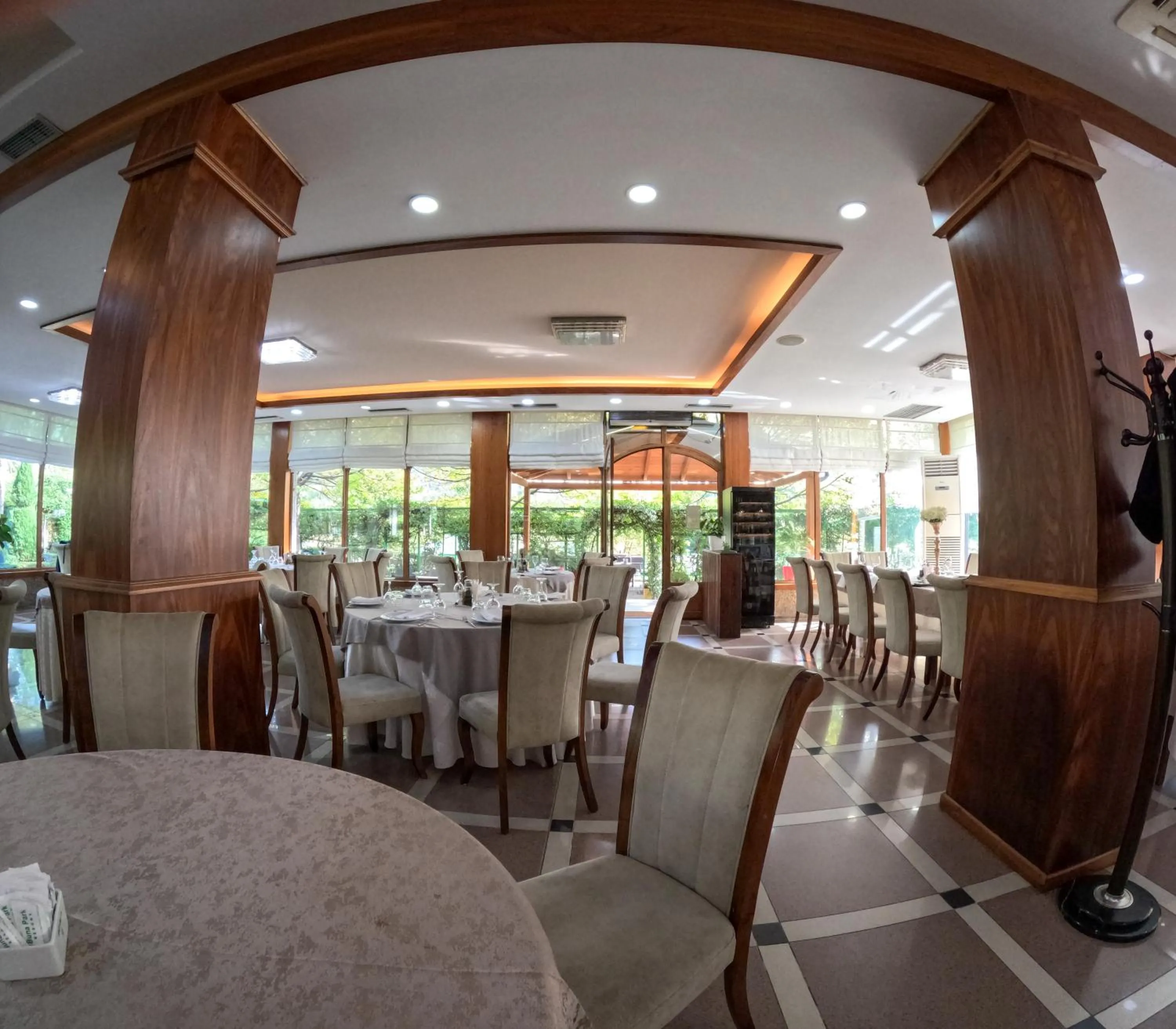 Restaurant/places to eat in Buna Park Hotel