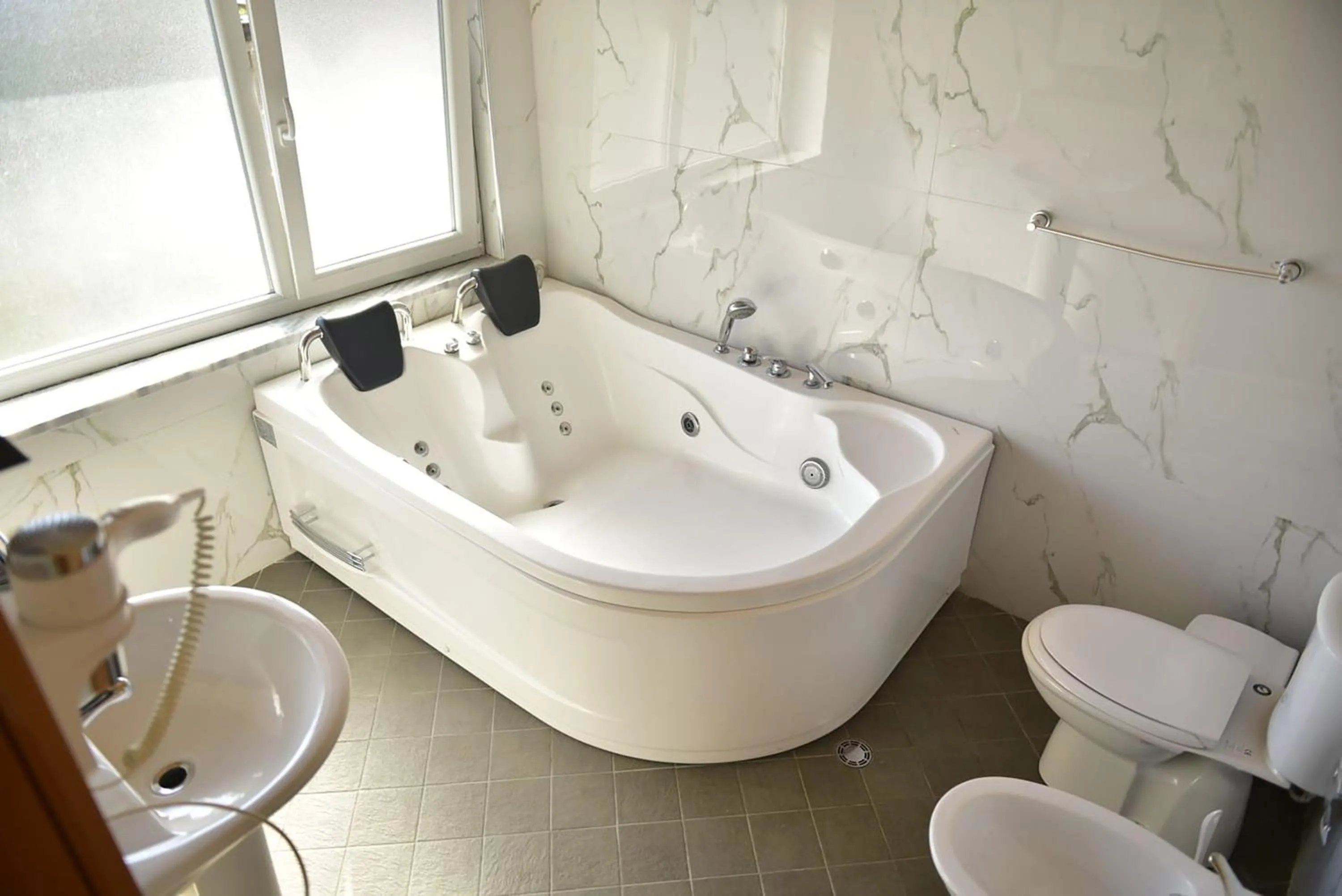 Hot Tub in Buna Park Hotel