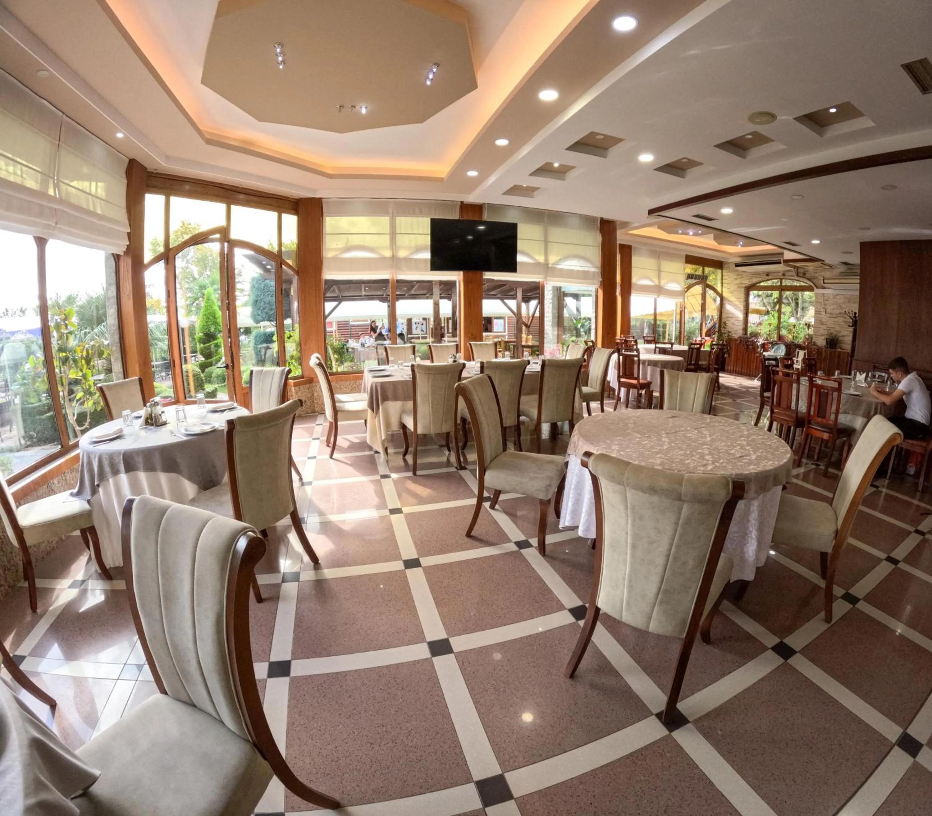 Restaurant/places to eat in Buna Park Hotel