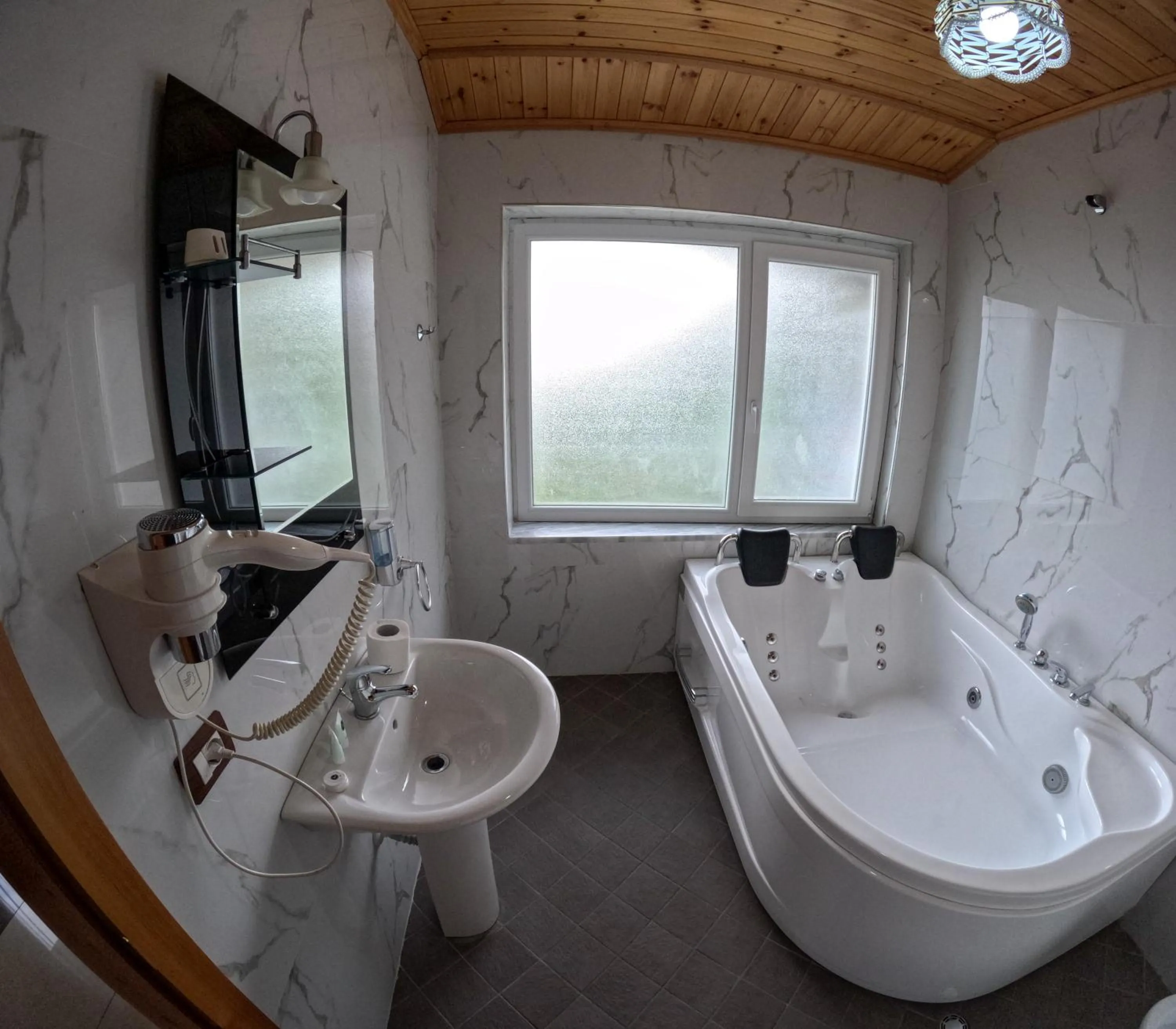 Hot Tub in Buna Park Hotel