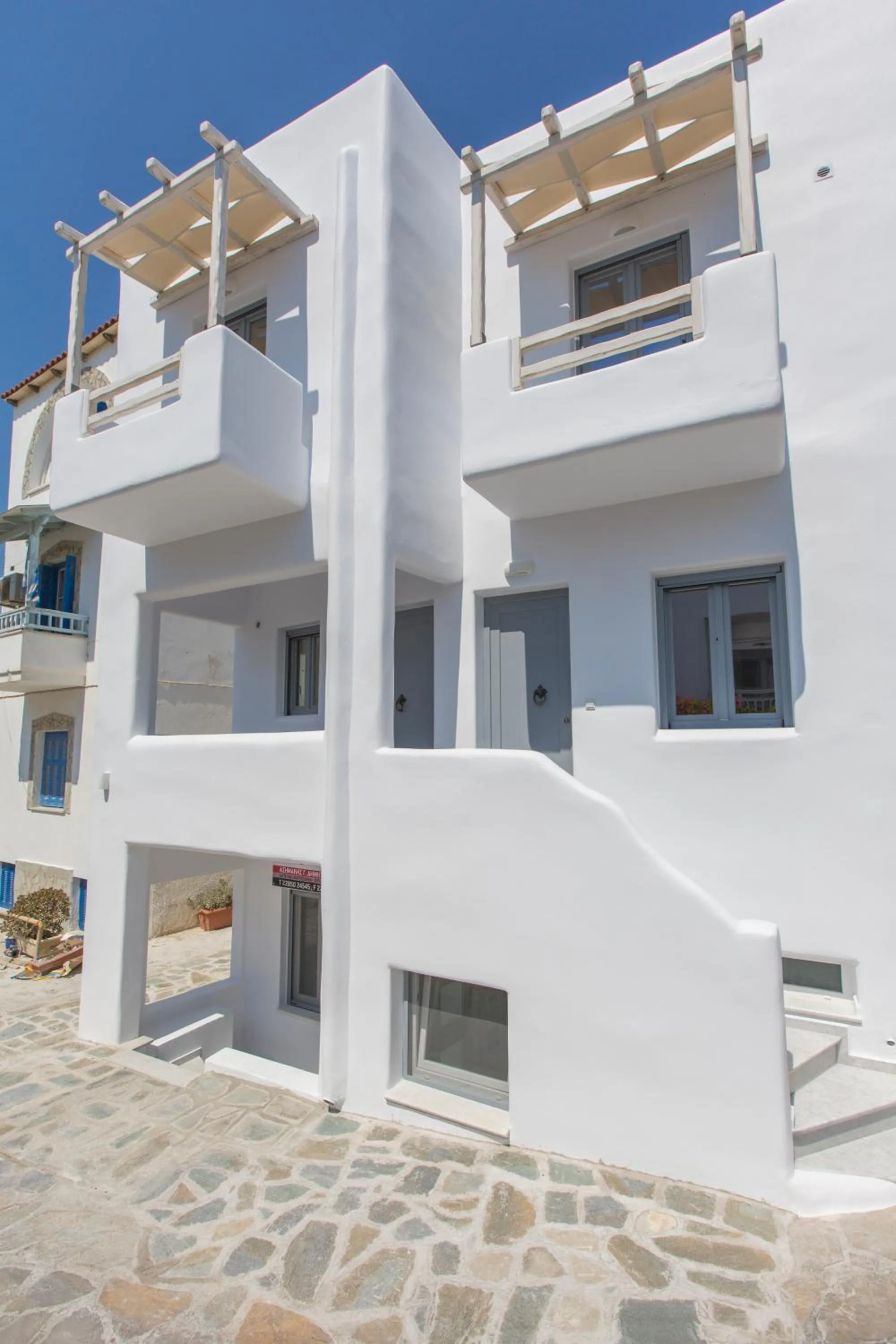 Facade/entrance in Emery Hotel