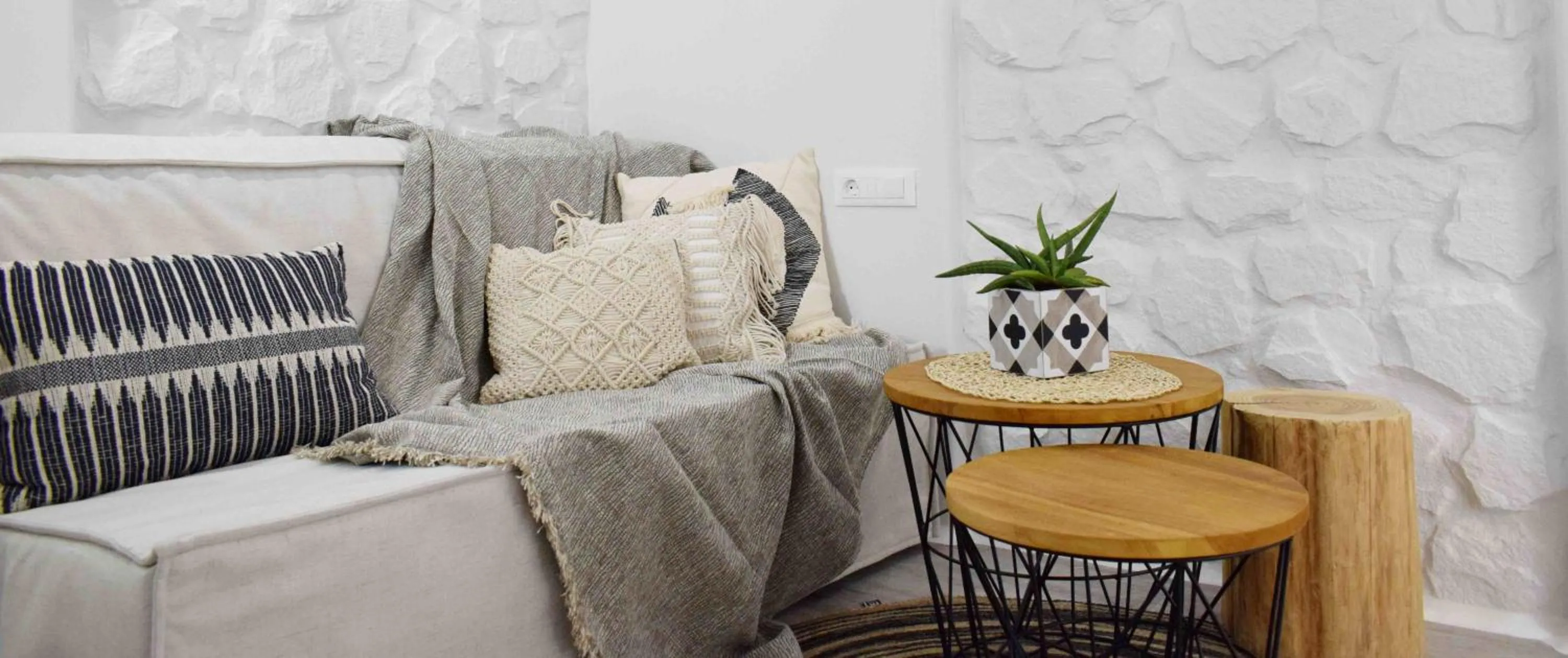 Seating area, Bed in Emery Hotel