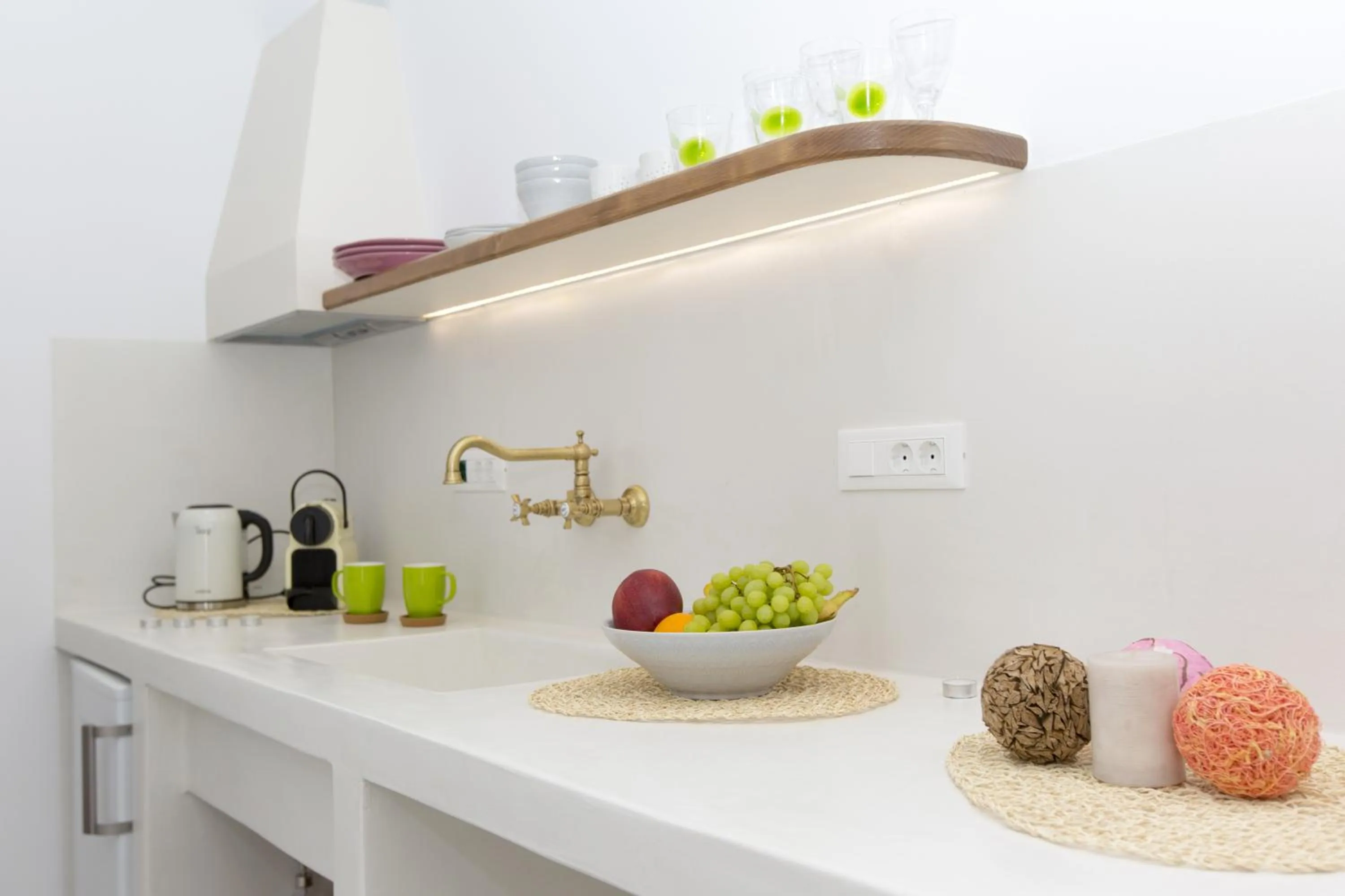 Coffee/tea facilities in Emery Hotel