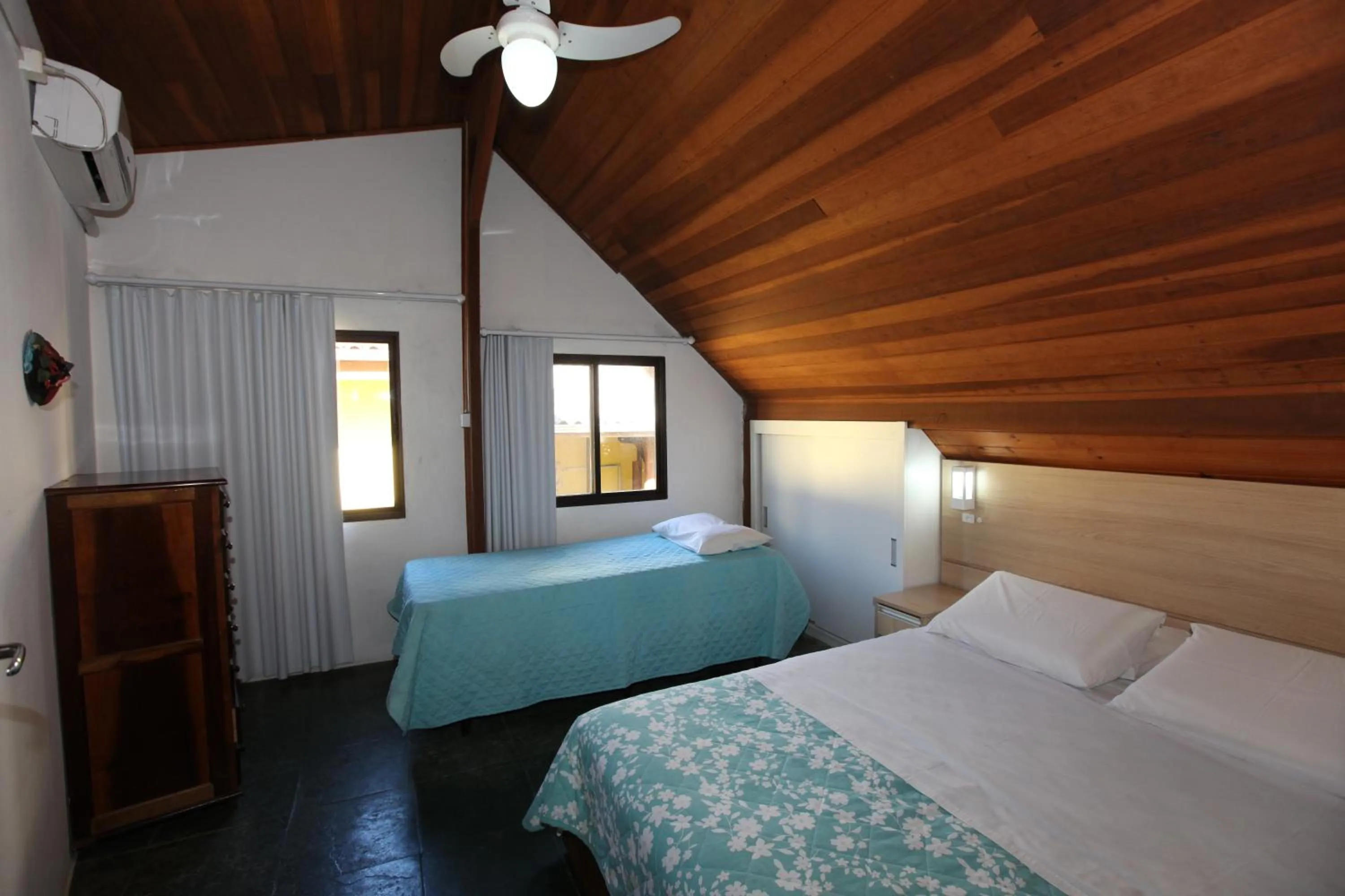 Photo of the whole room, Bed in Pousada Hibisco