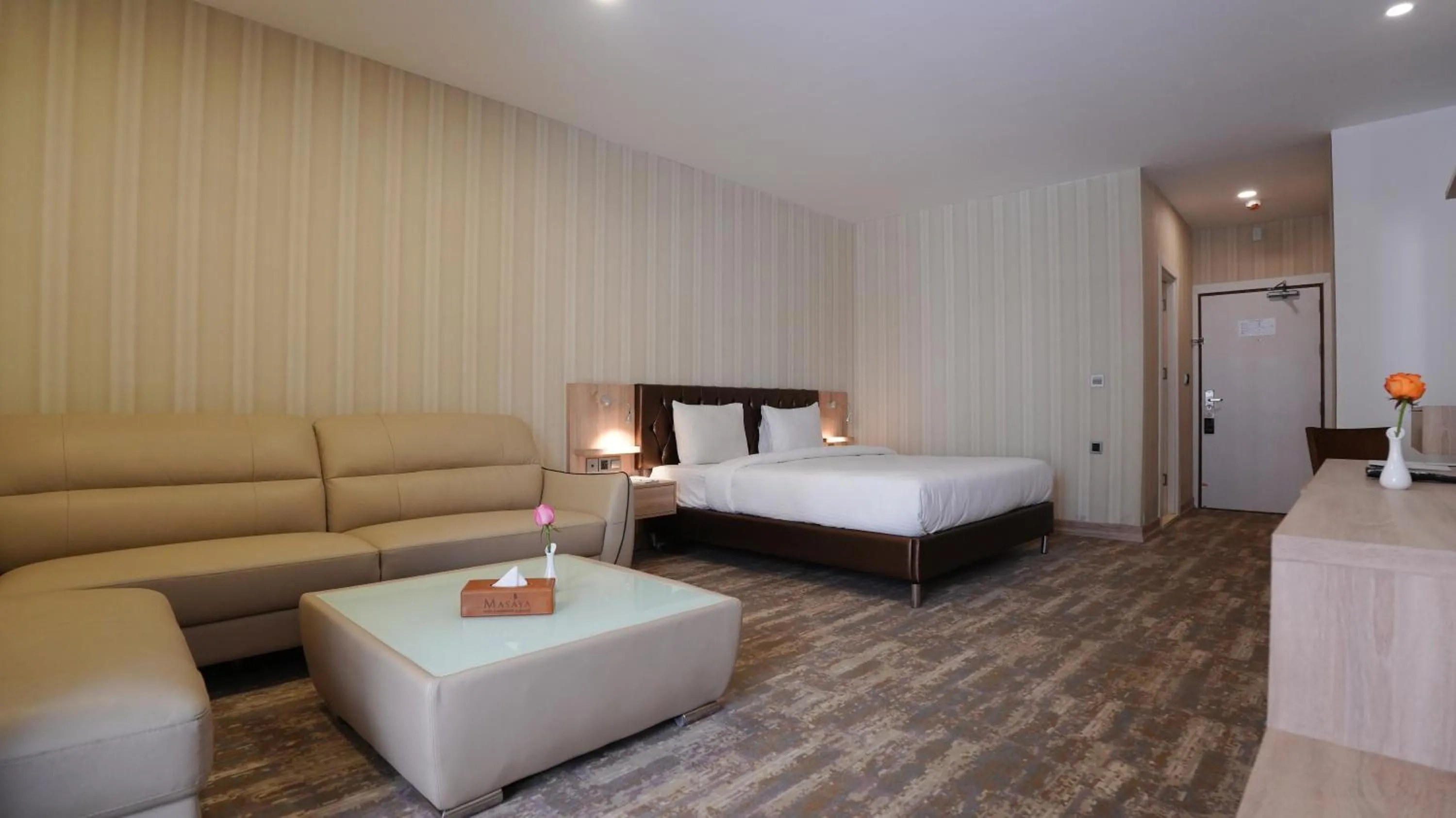 Communal lounge/ TV room, Bed in Masaya By Emerald