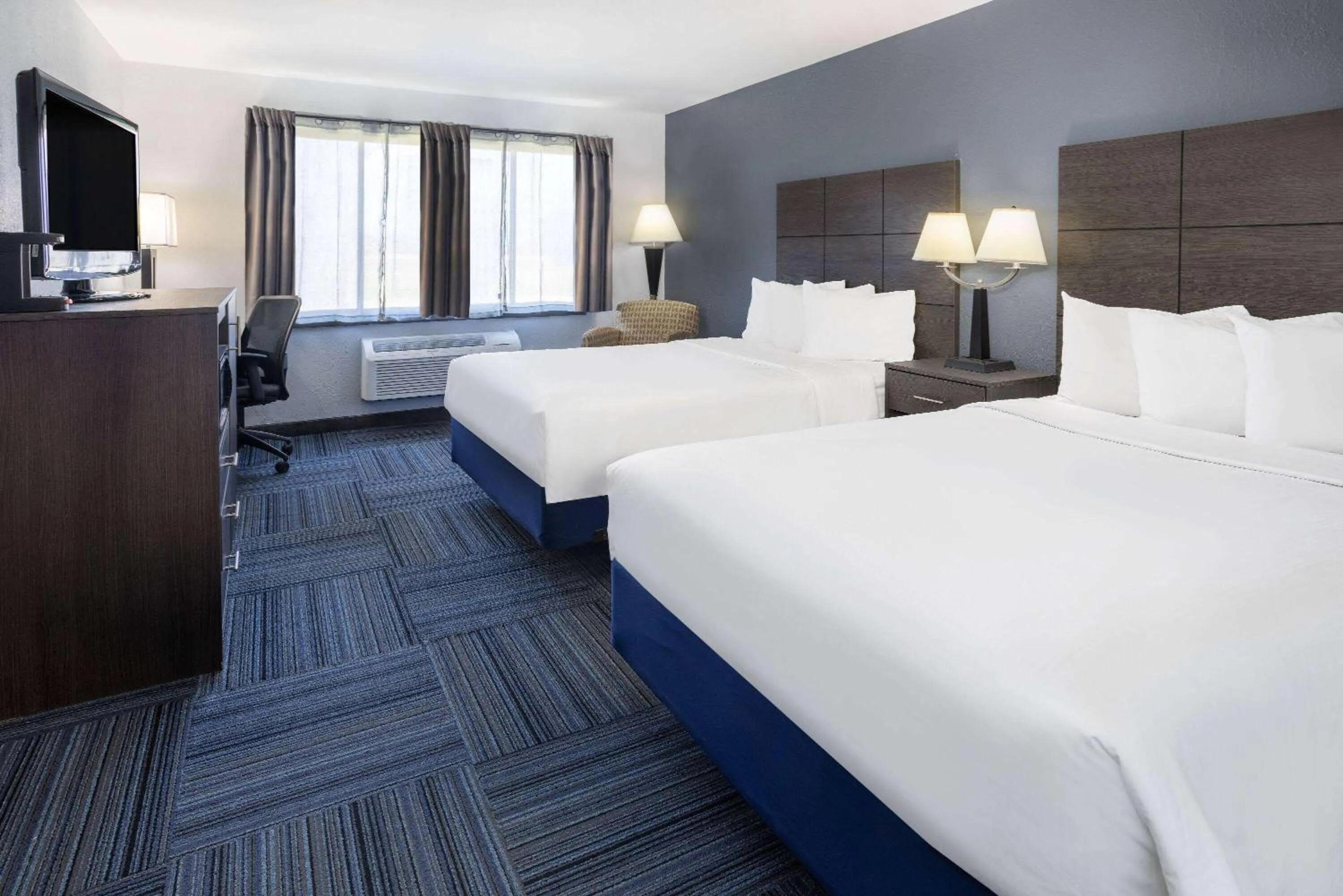 Photo of the whole room, Bed in Baymont by Wyndham Appleton