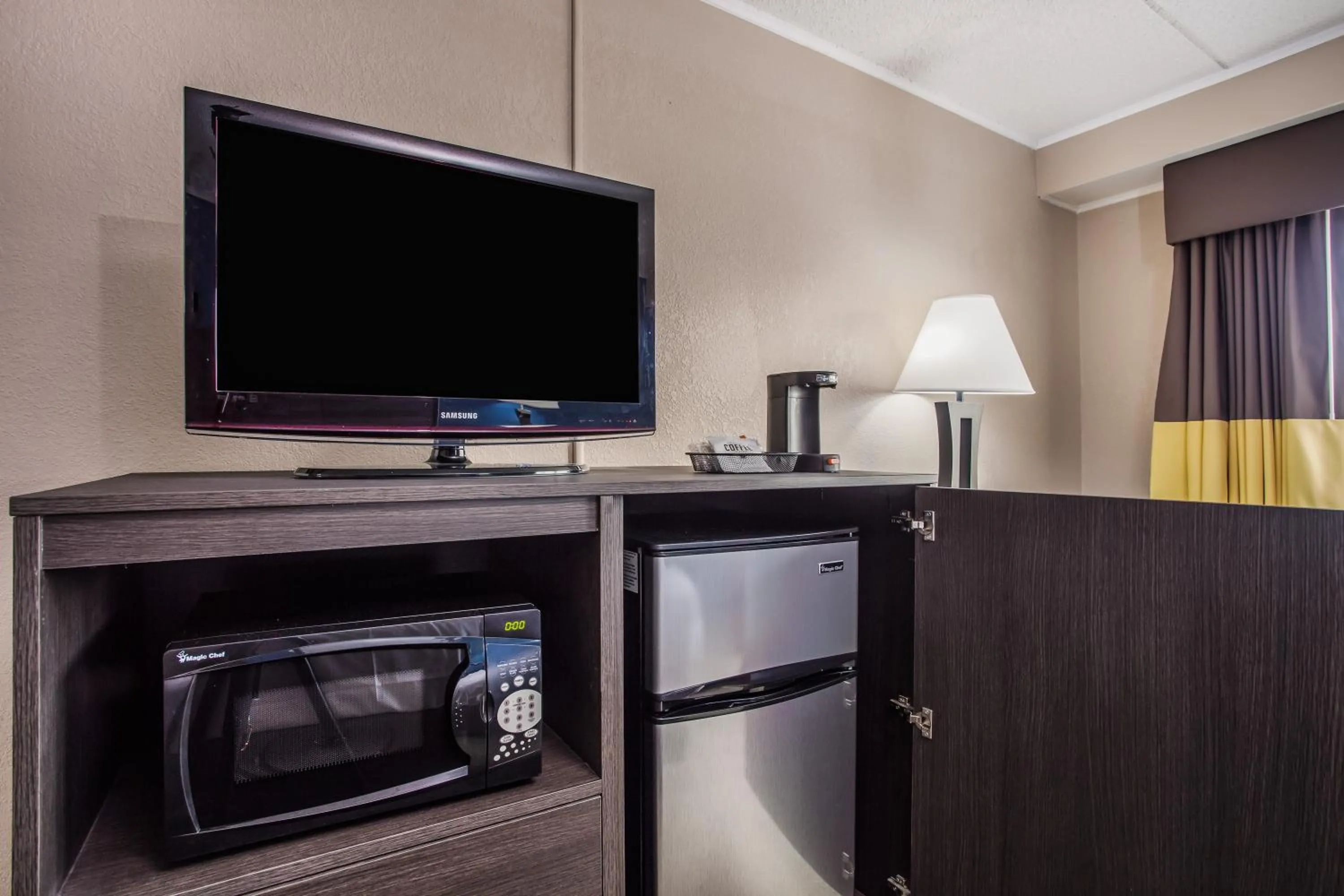TV and multimedia in Baymont by Wyndham Appleton