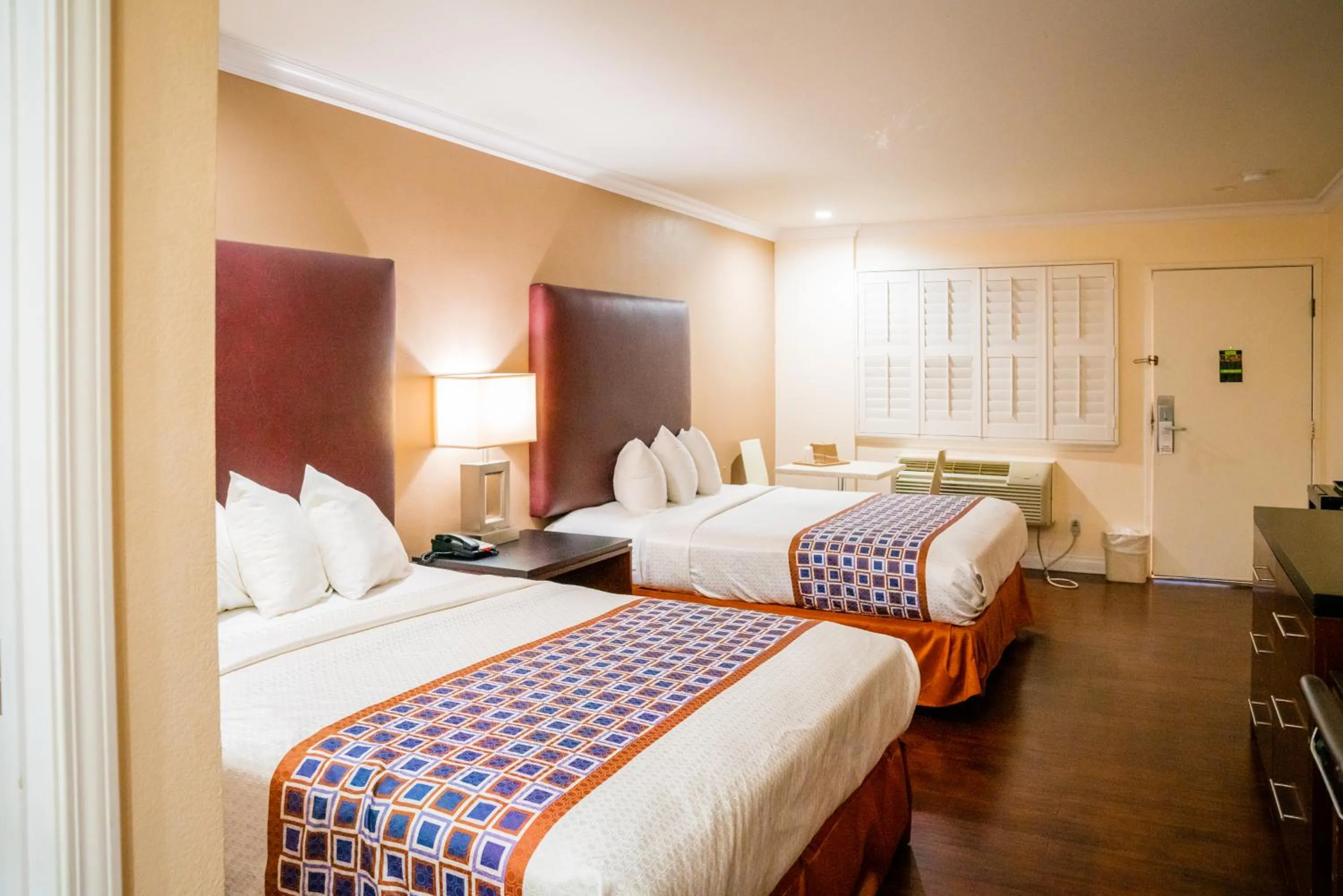 Bed in Gateway Inn Gardena Los Angeles South