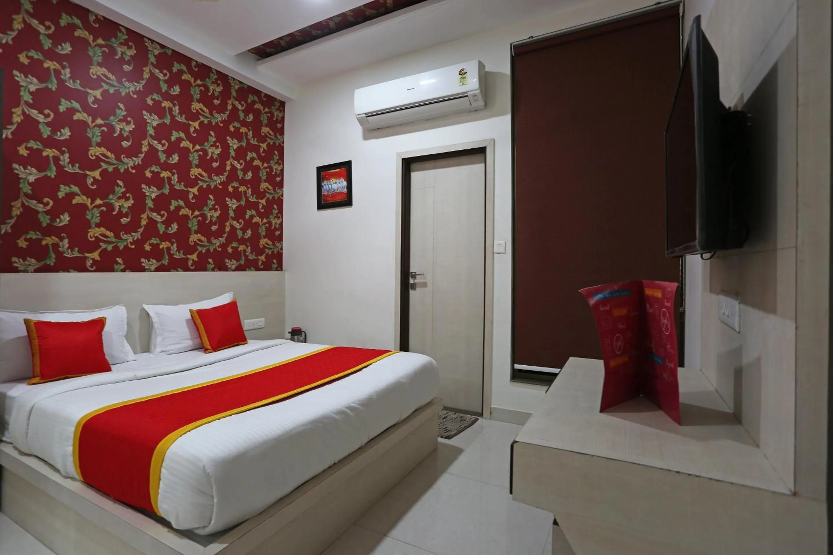 Bedroom, Bed in Super Capital O Swastika