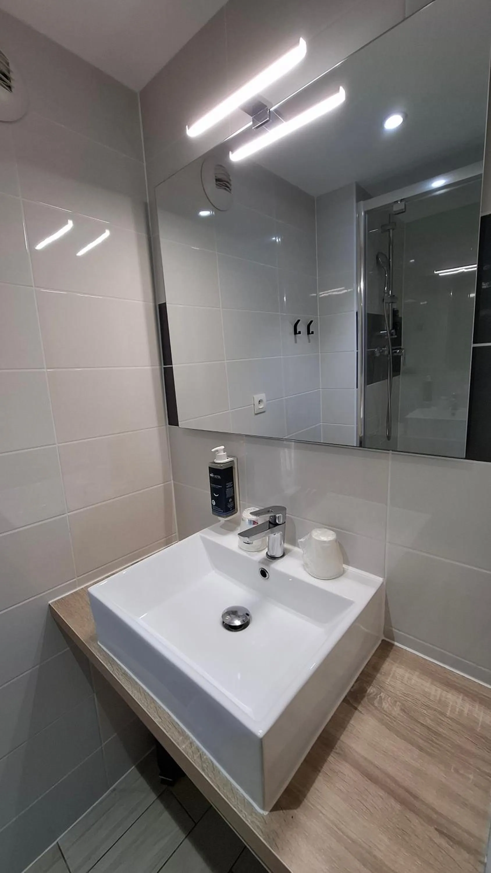 Shower in Brit Hotel Confort Manosque Cadarache