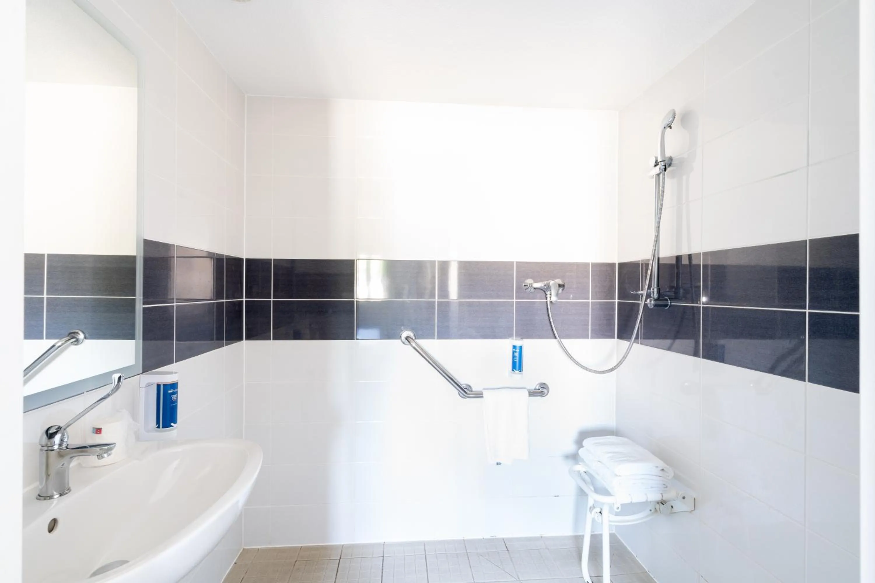 Shower in Brit Hotel Confort Manosque Cadarache