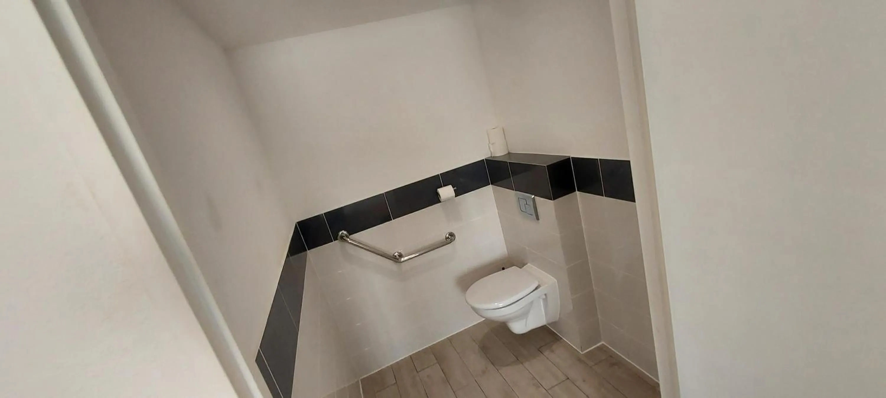 Toilet in Brit Hotel Confort Manosque Cadarache