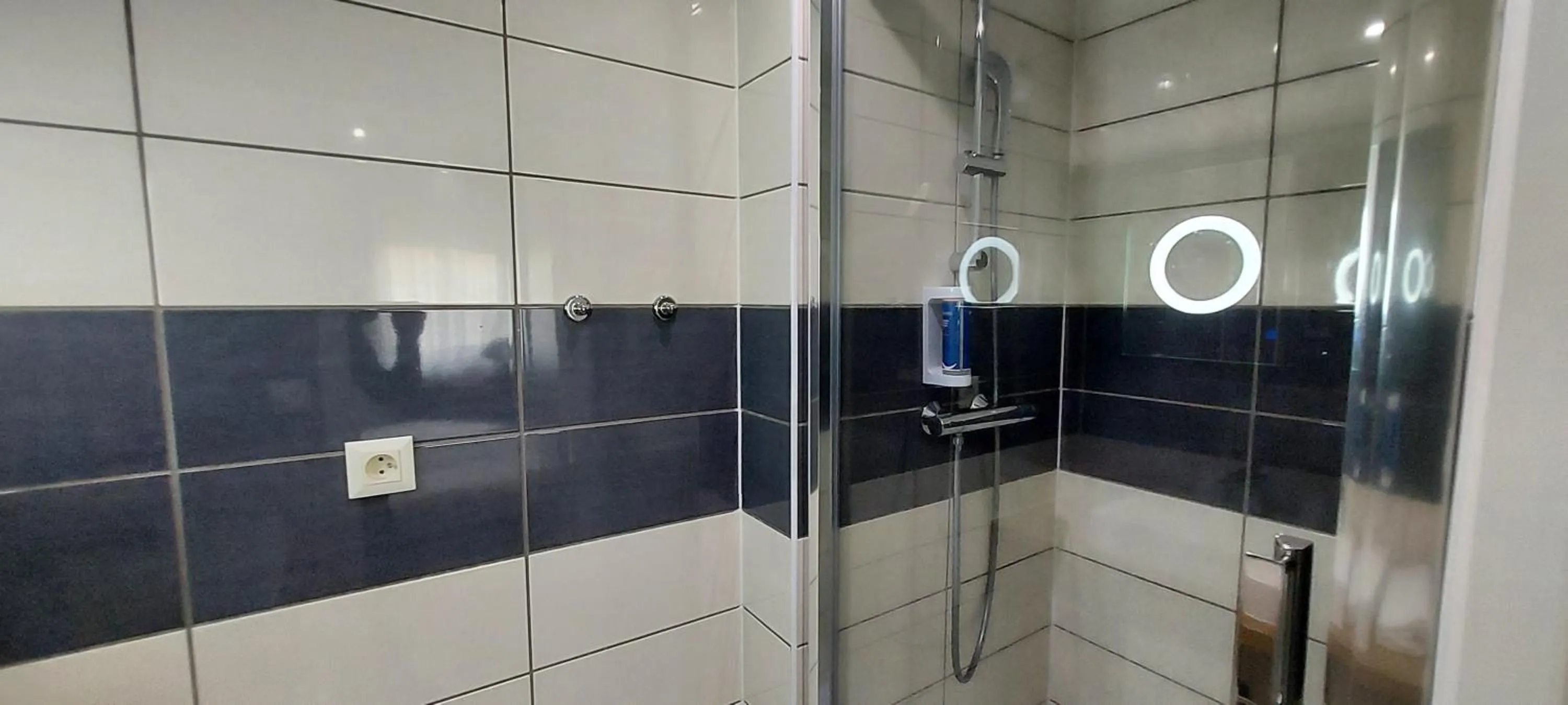 Shower in Brit Hotel Confort Manosque Cadarache