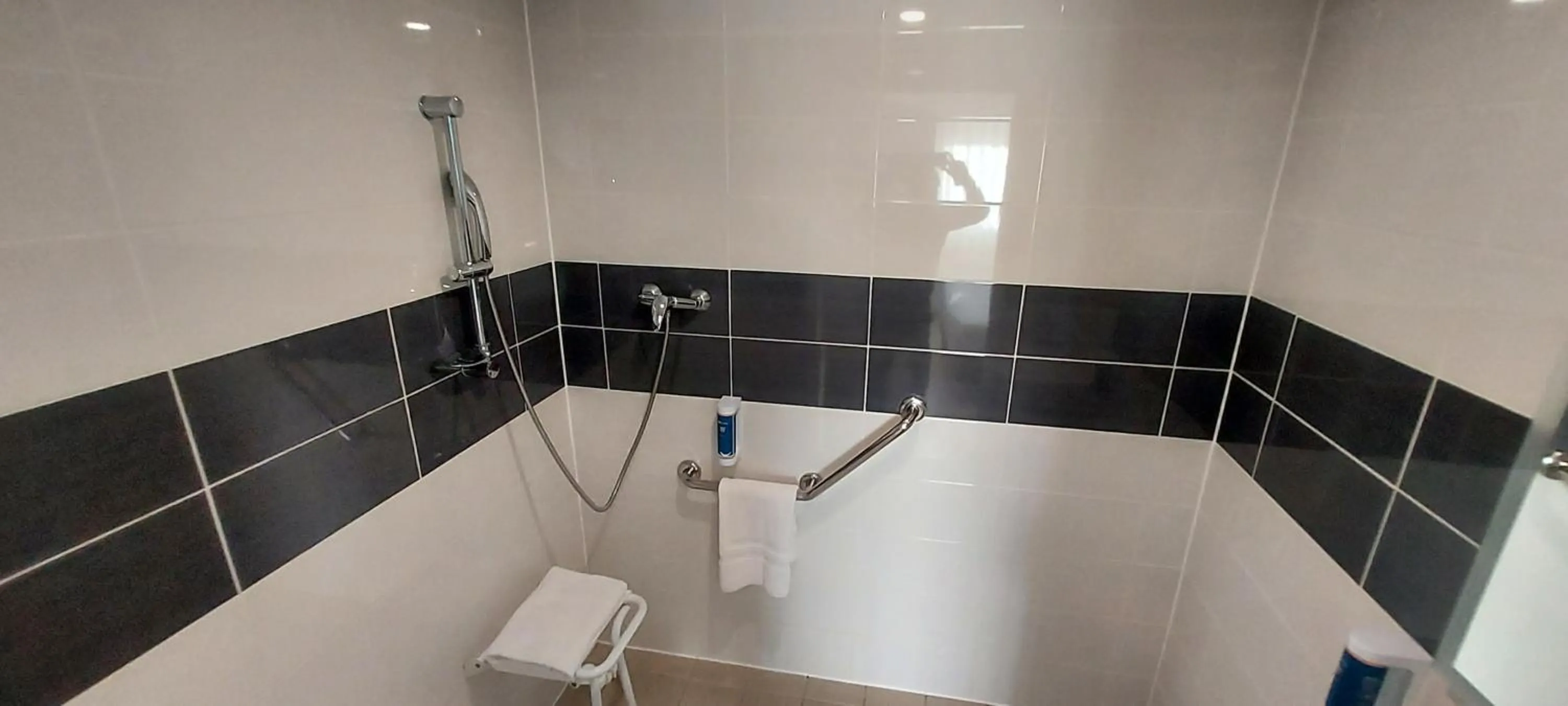 Shower in Brit Hotel Confort Manosque Cadarache