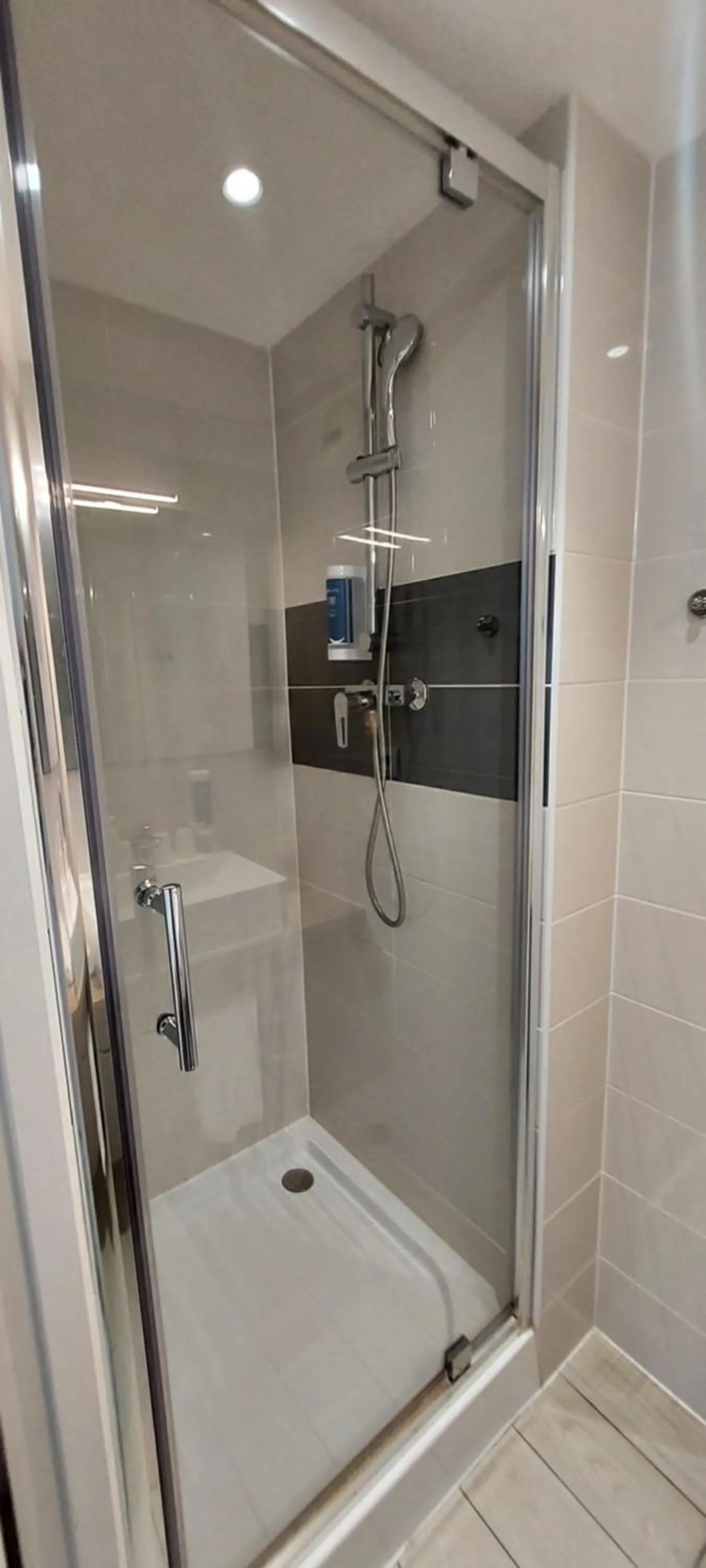Shower in Brit Hotel Confort Manosque Cadarache